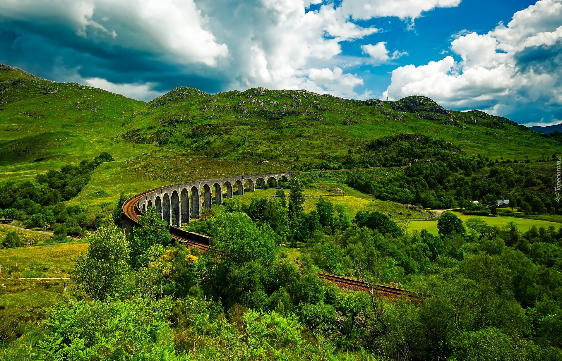 Szkocja, Glenfinnan, Wiadukt, Dolina, Wzgórza, Zieleń, Drzewa, Chmury