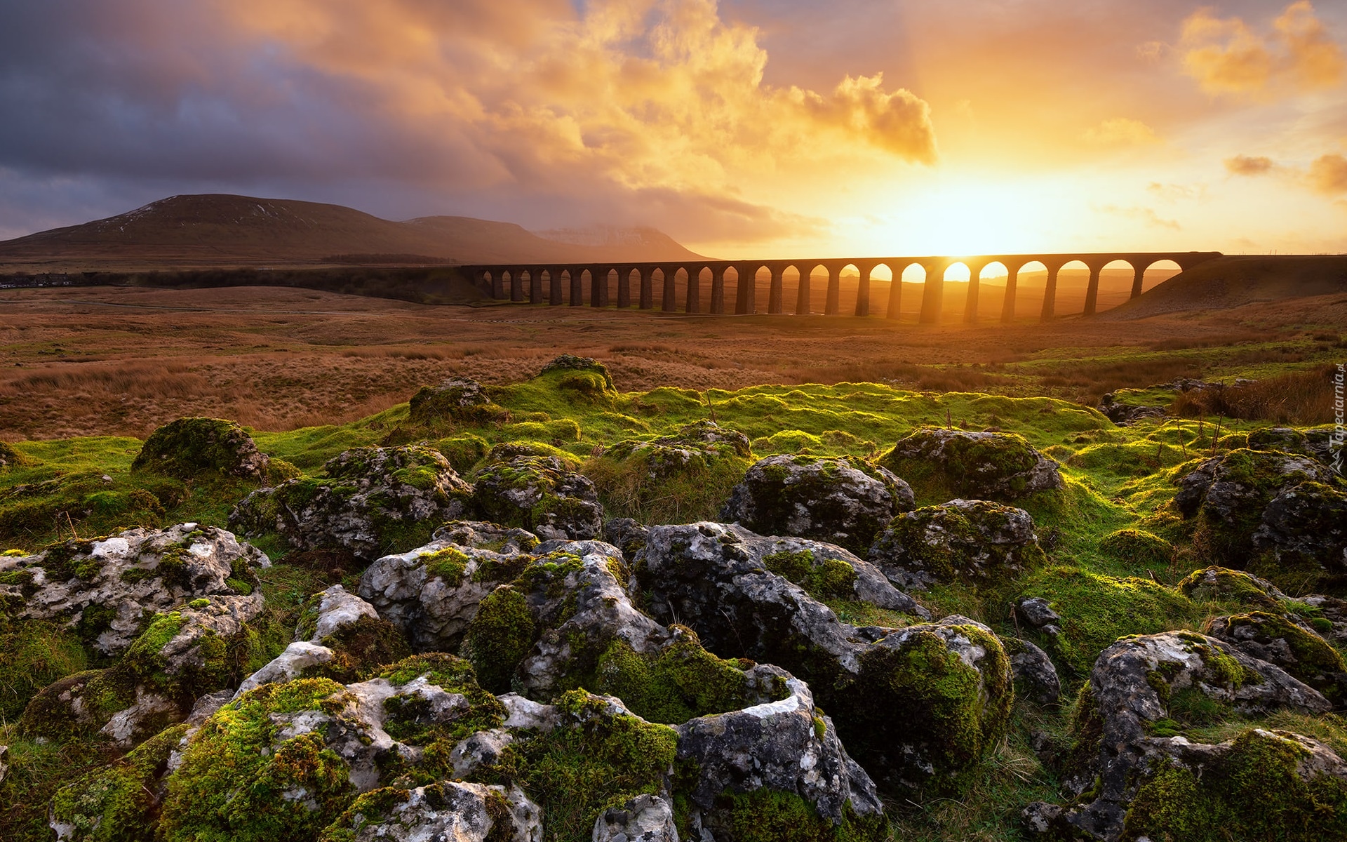 Góry, Most, Wiadukt, Ribblehead Viaduct, Wschód słońca, Skały, Chmury, Park Narodowy Yorkshire Dales, Anglia