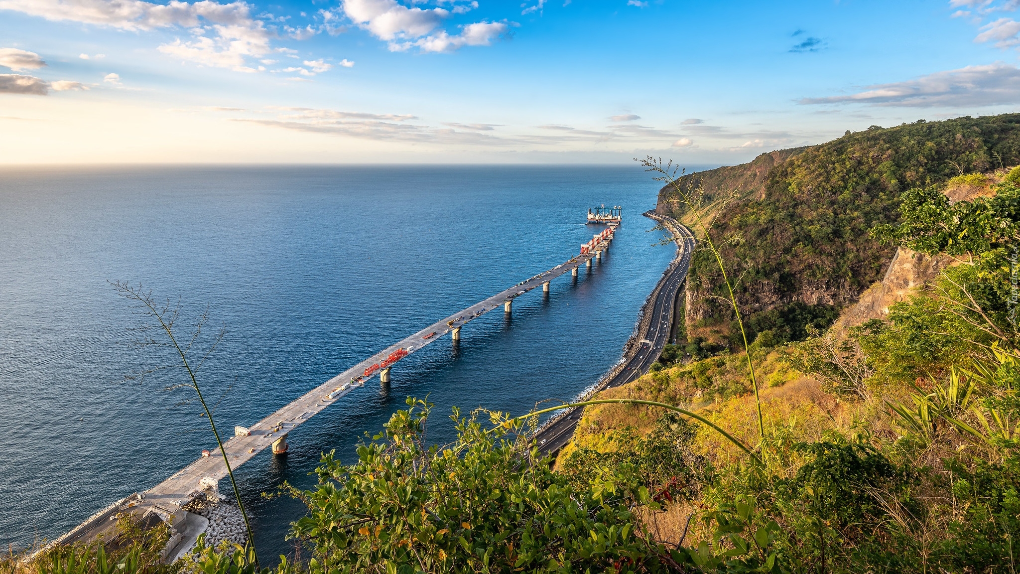 Morze, Klif, Rośliny, Droga, Most, Wiadukt, La Grande Chaloupe, Reunion, Francja