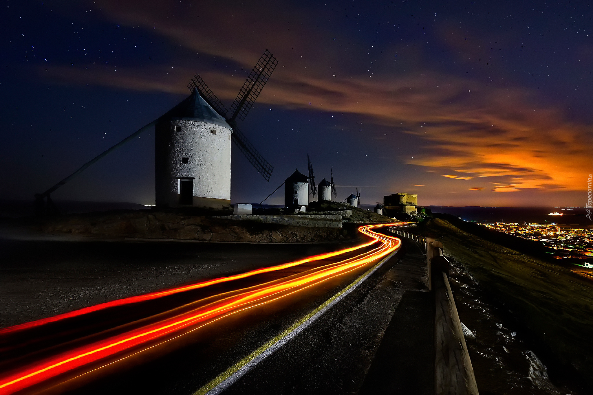 Hiszpania, Consuegra, Wiatraki, Droga, Światła