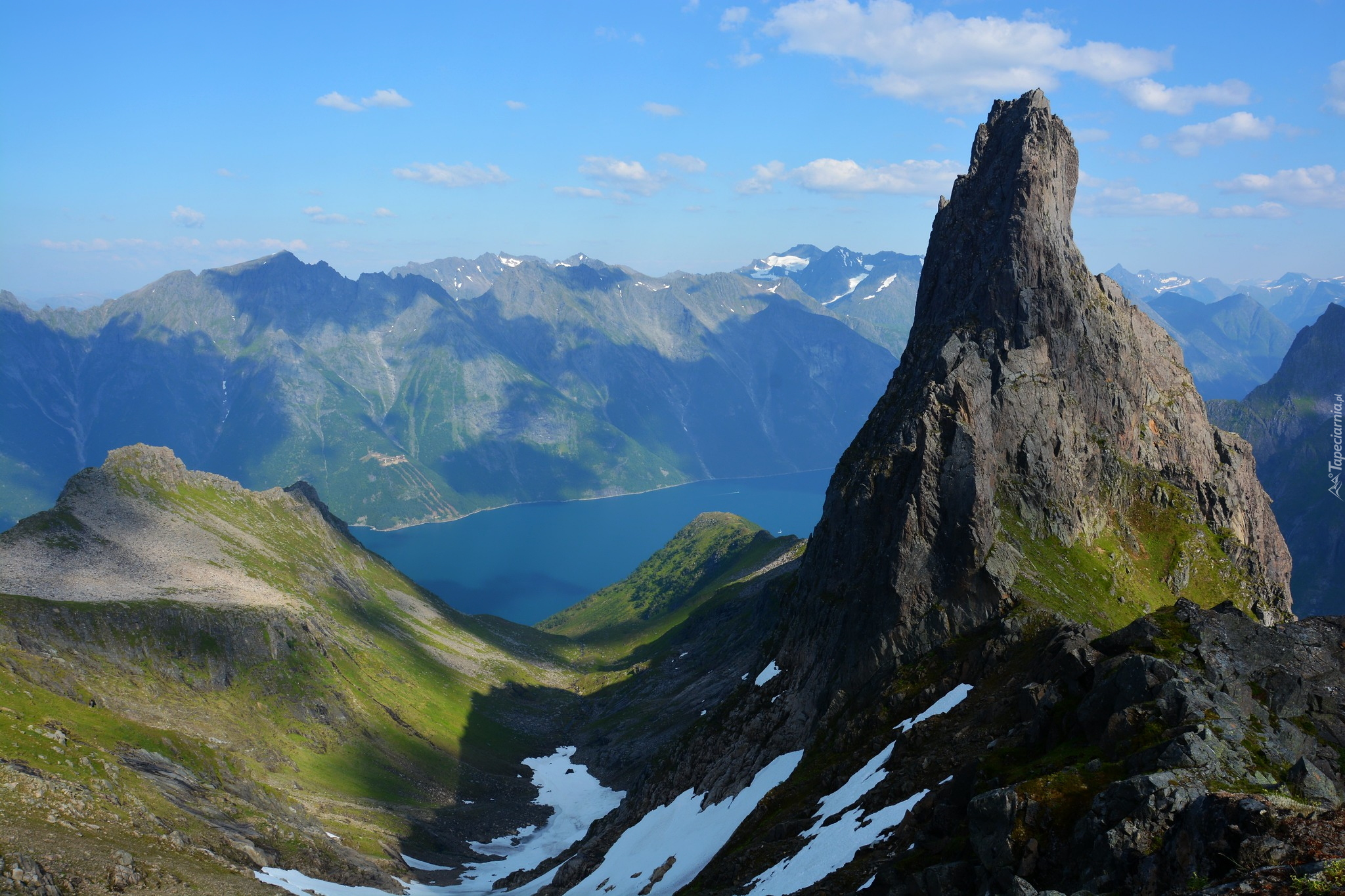 Góry, Góra Ystenes, Dolina, Fiord Hjorundfjorden, Okręg Romsdal, Norwegia