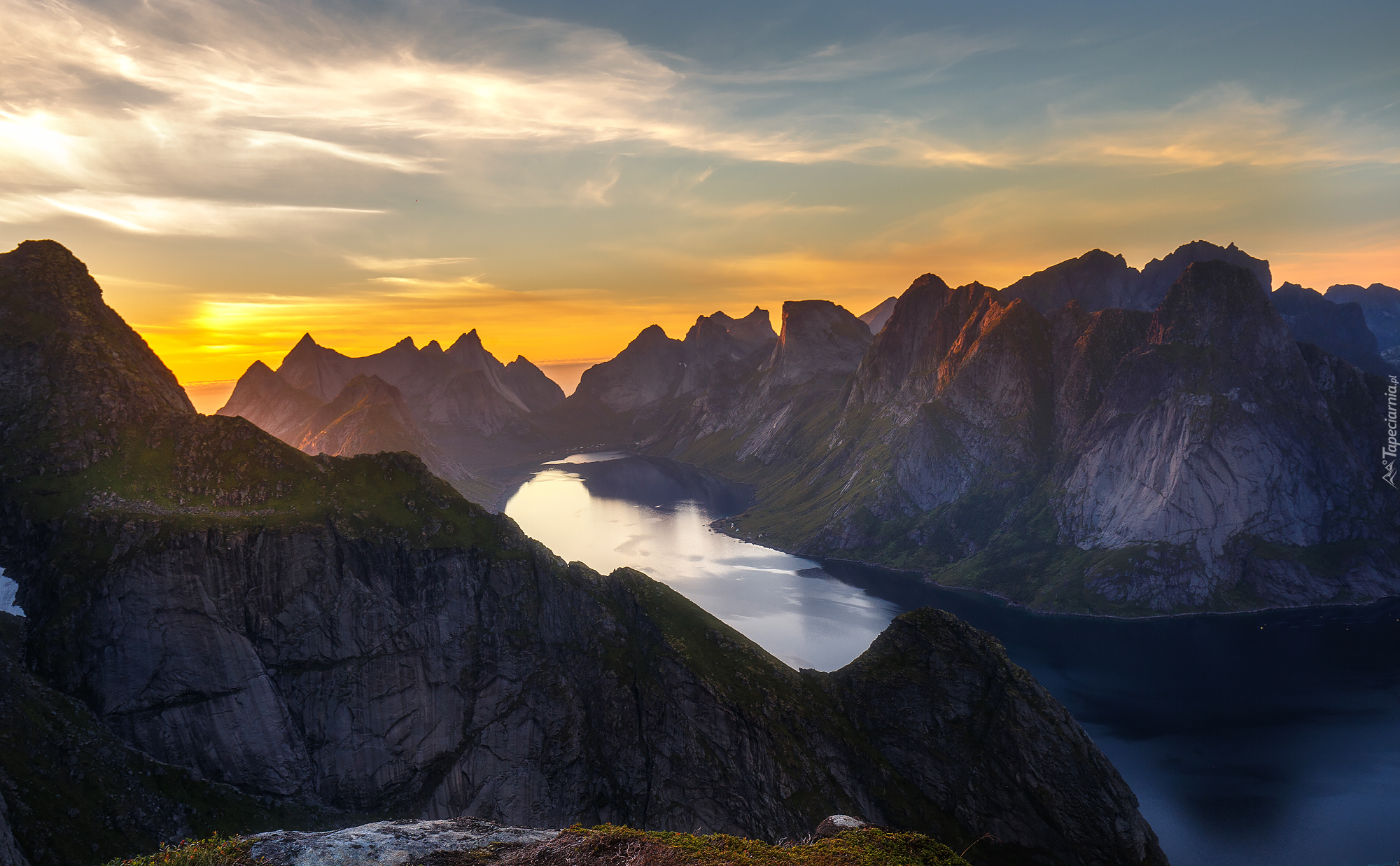 Norwegia, Lofoty, Fiord Kirkefjorden, Wyspa Moskenesøya, Góry, Jezioro, Wschód słońca