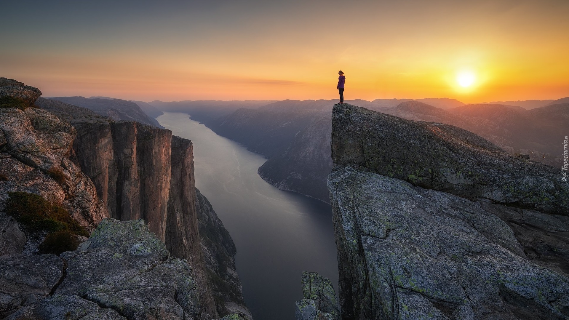 Norwegia, Gmina Forsand, Fiord Lysefjorden, Skały, Kobieta, Zachód słońca