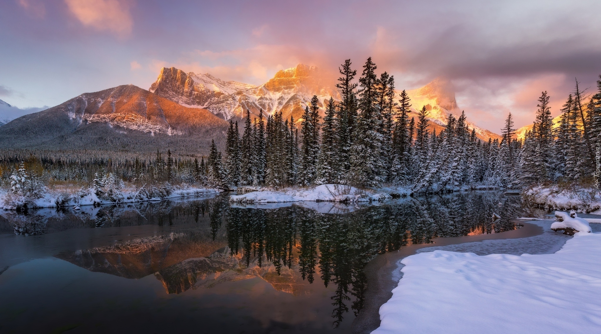 Rzeka Policeman Creek, Zima, Drzewa, Góry Canadian Rockies, Góra Mount Lawrence Grassi, Canmore, Prowincja Alberta, Kanada