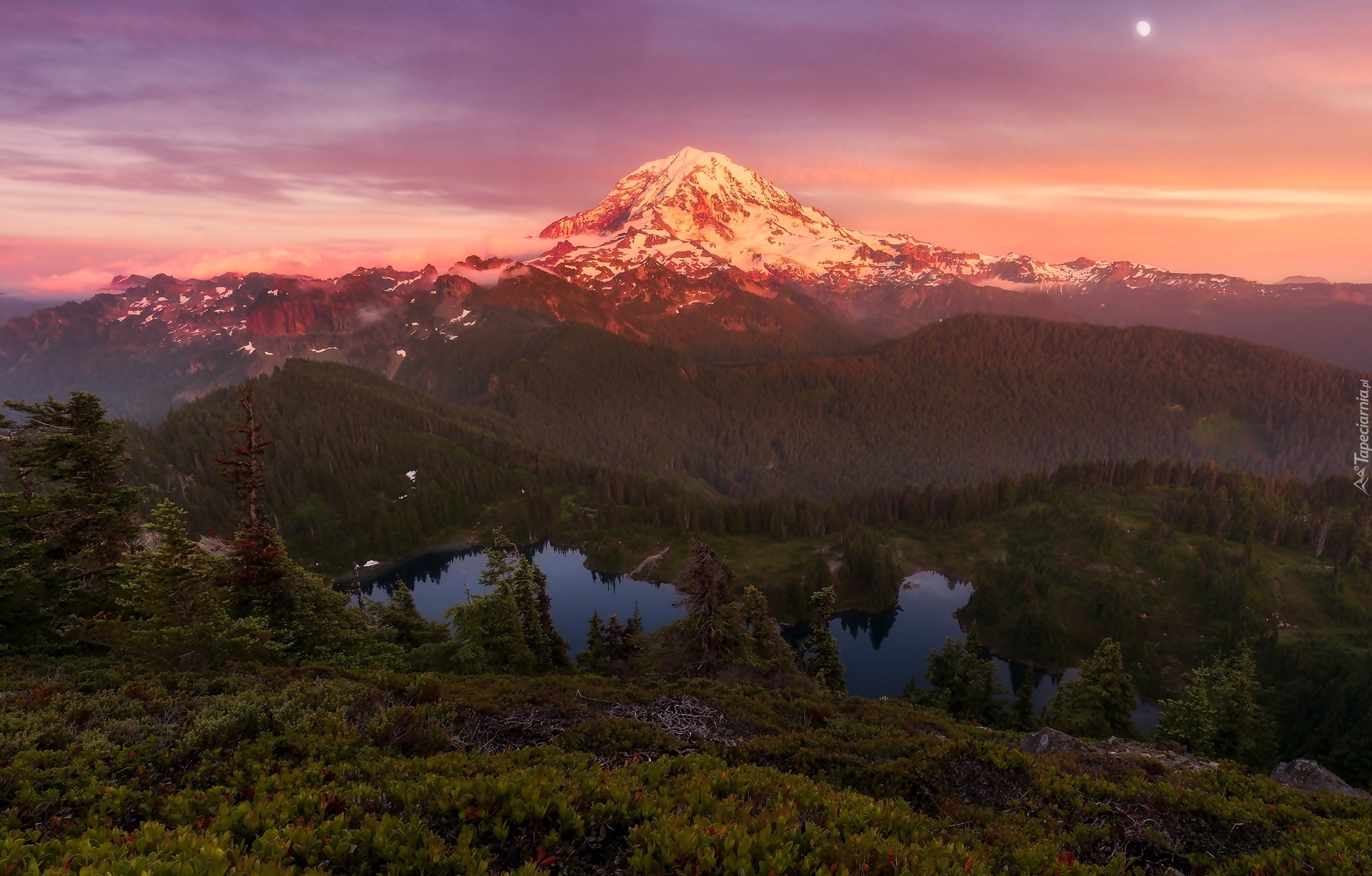 Góry, Góra Tolmie Peak, Las, Jezioro, Zachód słońca, Księżyc, Park Narodowy Mount Rainier, Stan Waszyngton, Stany Zjednoczone