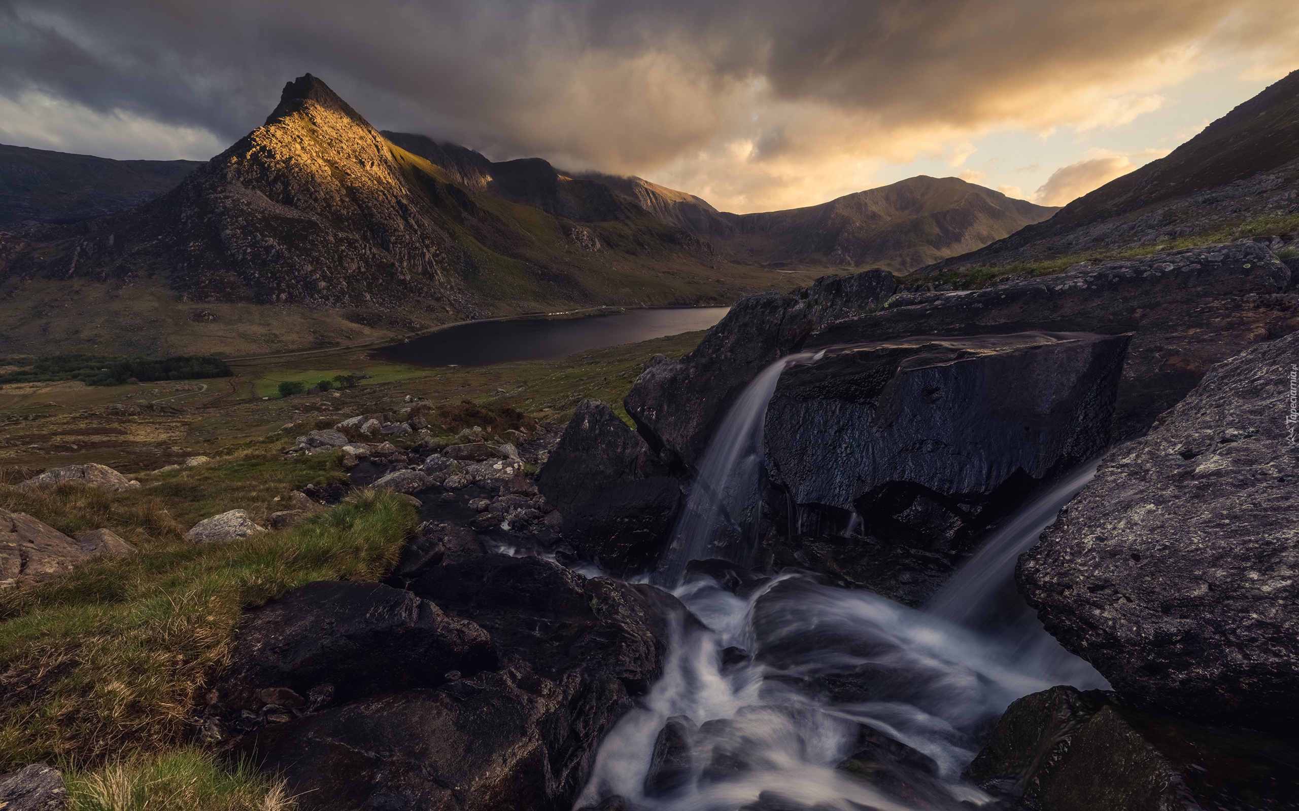 Góry, Szczyt Tryfan, Jezioro Ogwen, Park Narodowy Snowdonia, Skały, Rzeka, Dolina, Ogwen Valley, Hrabstwo Gwynedd, Walia