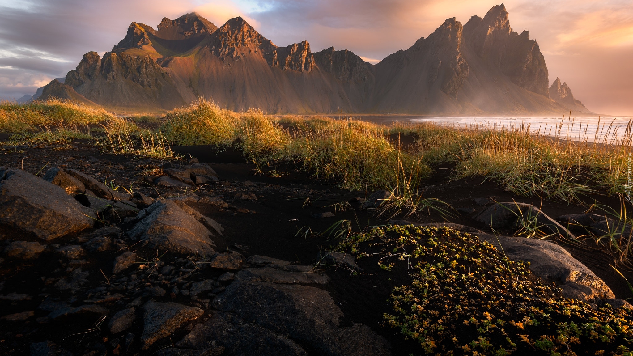 Wschód słońca, Góra, Vestrahorn, Islandia, Morze, Skały, Kamienie, Trawa