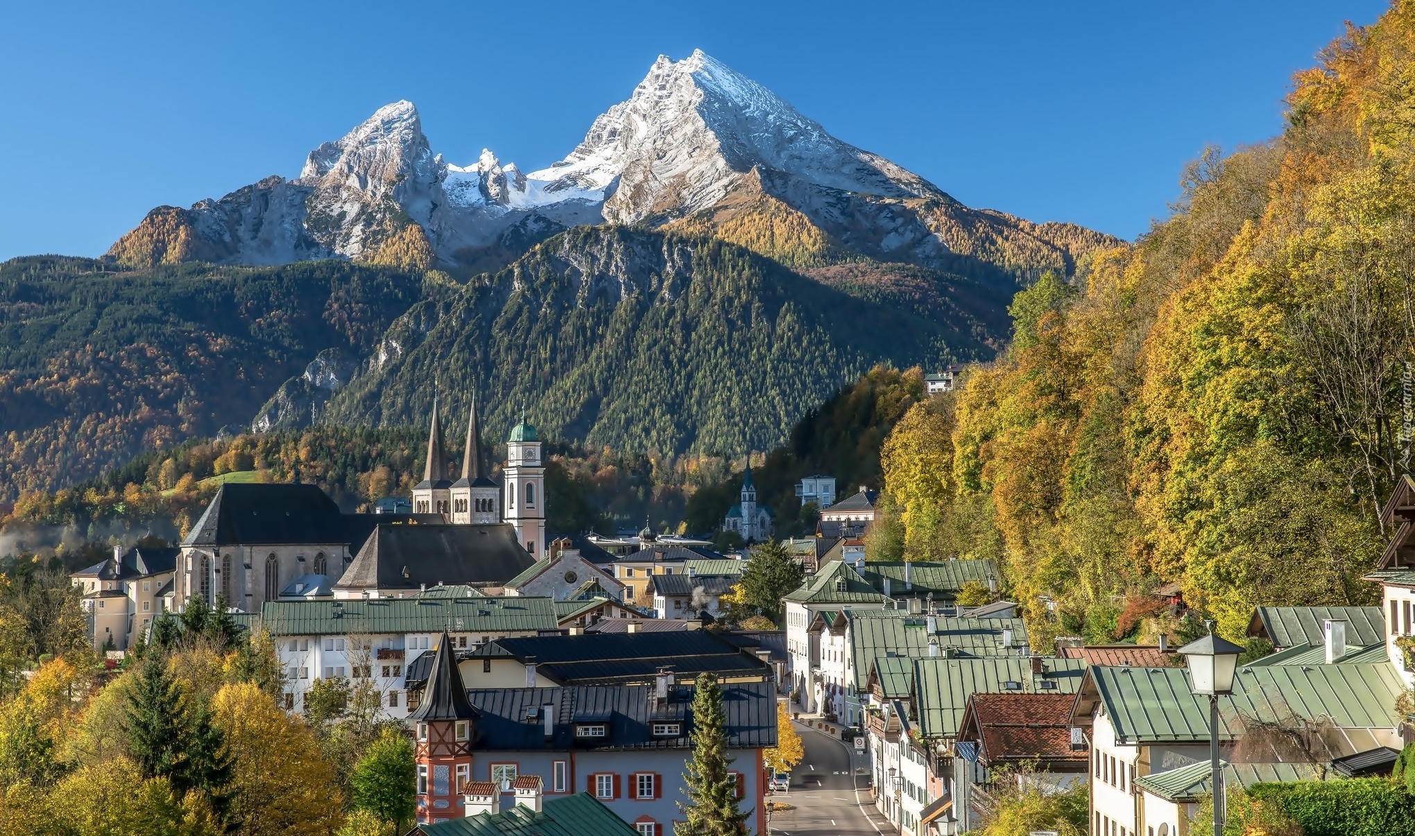 Niemcy, Bawaria, Berchtesgaden, Góry Alpy Berchtesgadeńskie, Góra Watzmann, Las, Kościół, Domy, Drzewa