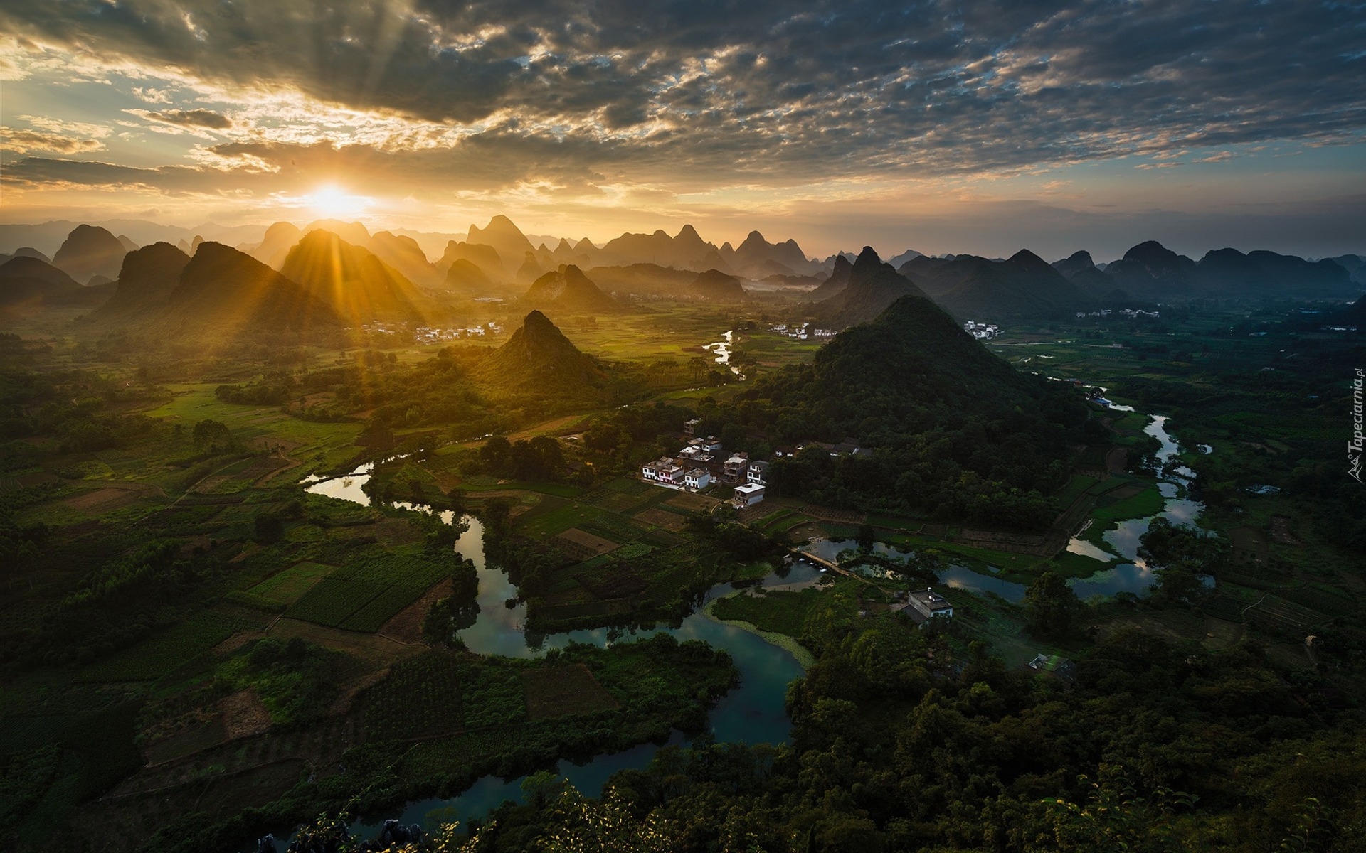 Chiny, Region Kuangsi, Rzeka Gui Jiang, Li River, Promienie słońca, Góry Maoer Shan