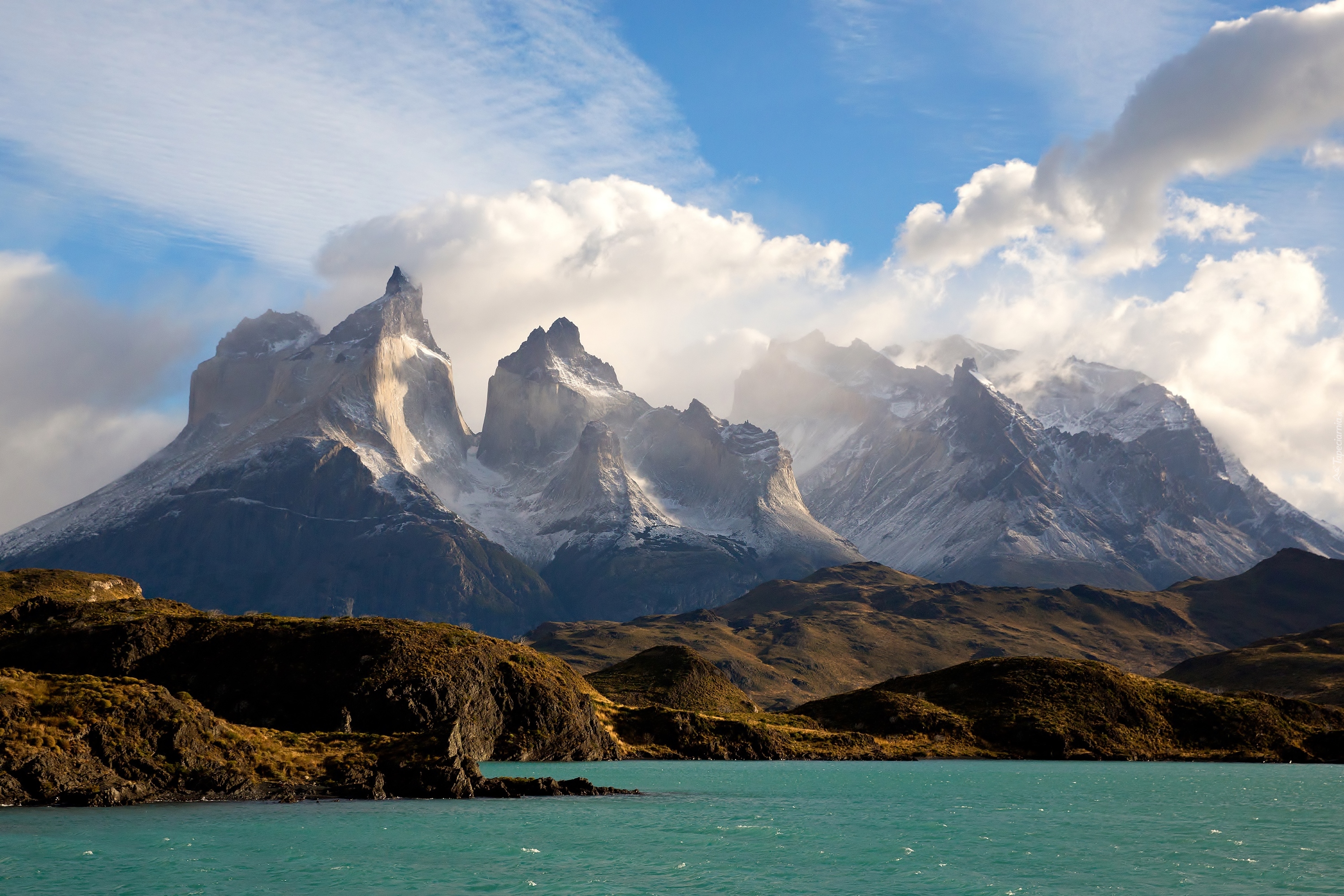 Chile, Patagonia, Park Narodowy Torres Del Paine, Roślinność, Jezioro Pehoé, Góry Cordillera del Paine, Brzeg, Chmury