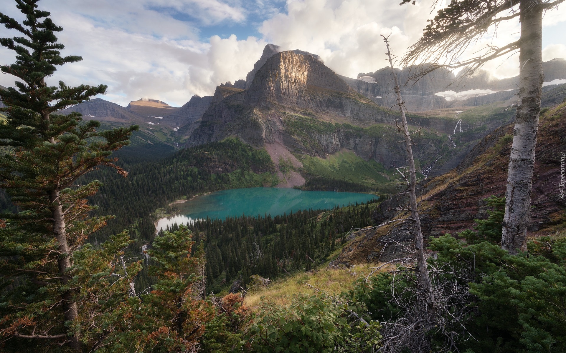 Góry, Jezioro, Grinnell Lake, Drzewa, Las, Chmury, Park Narodowy Glacier, Montana, Stany Zjednoczone