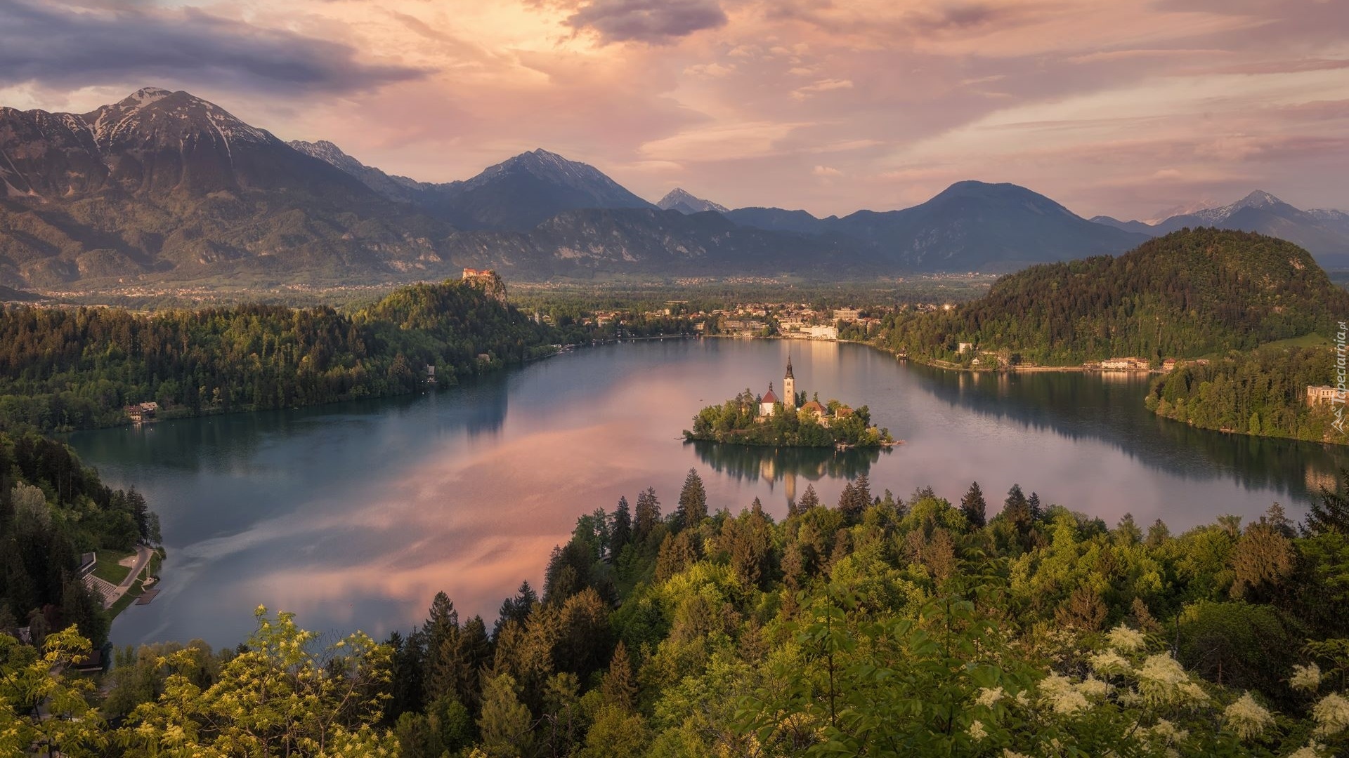 Słowenia, Wyspa Blejski Otok, Góry Alpy Julijskie, Jezioro Bled, Chmury, Drzewa
