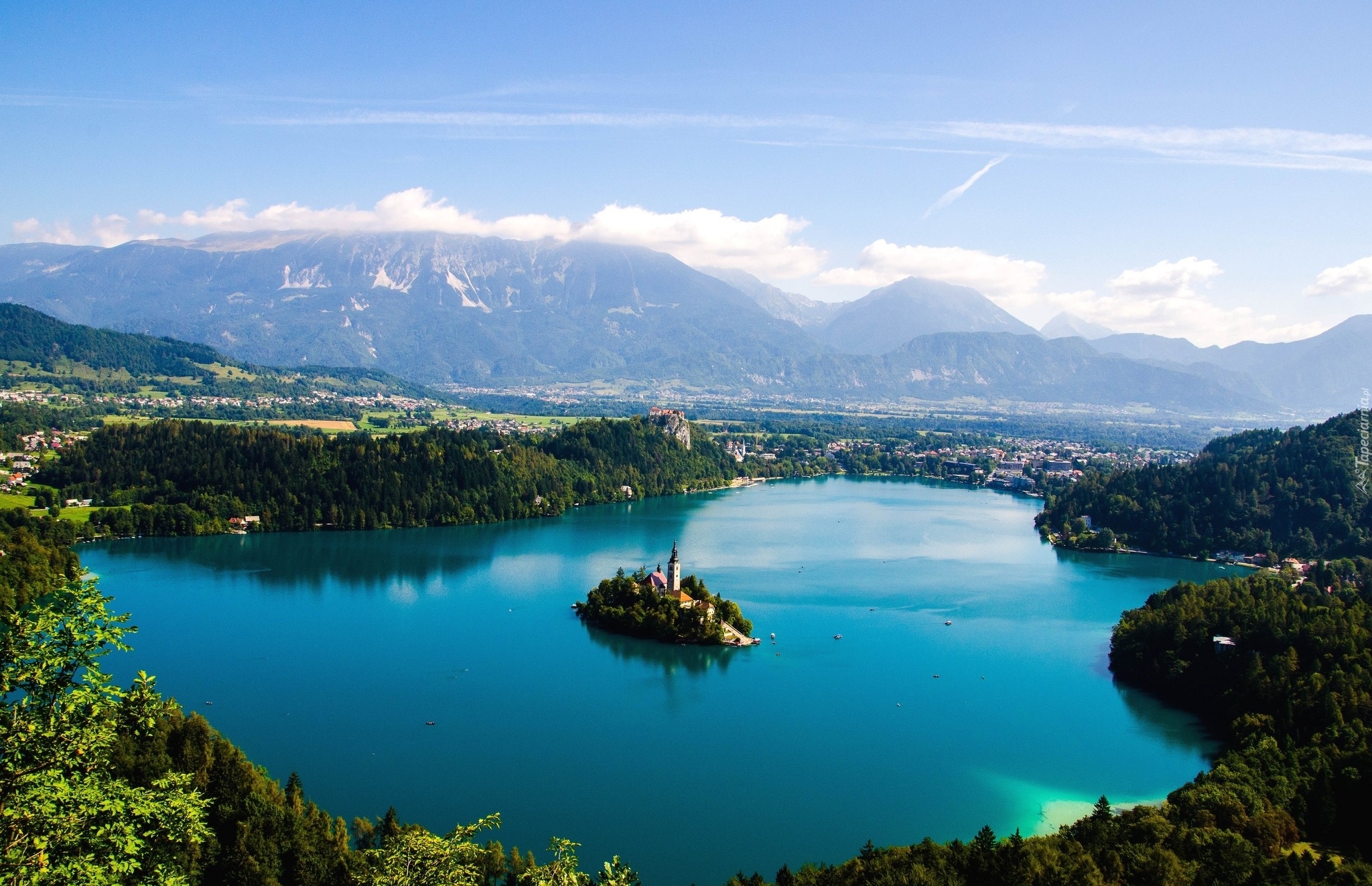 Słowenia, Góry Alpy Julijskie, Jezioro Bled, Wyspa Bled, Drzewa, Chmury