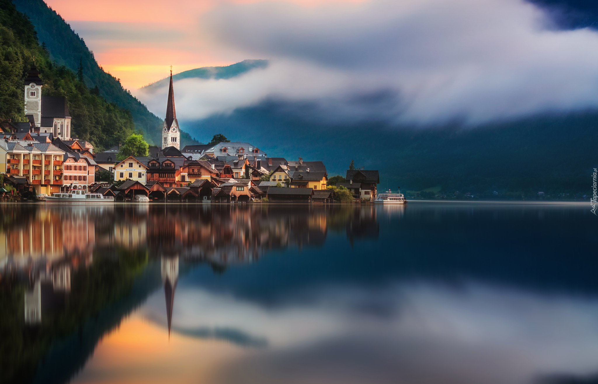 Austria, Miasteczko Hallstatt, Jezioro Hallstättersee, Chmury, Góry, Domy