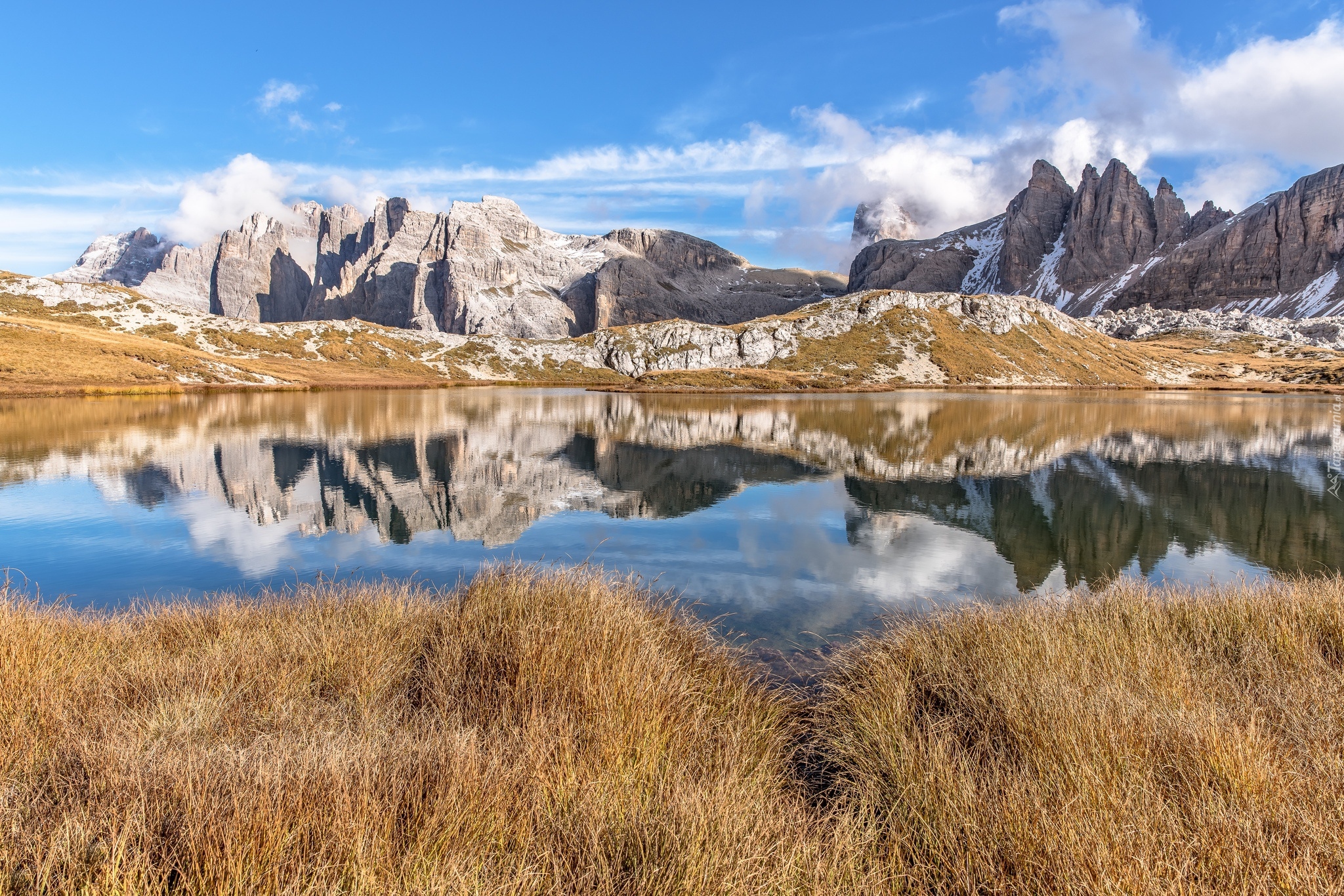 Włochy, Południowy Tyrol, Dolomity, Góry Alpy, Jezioro, Trawa, Odbicie