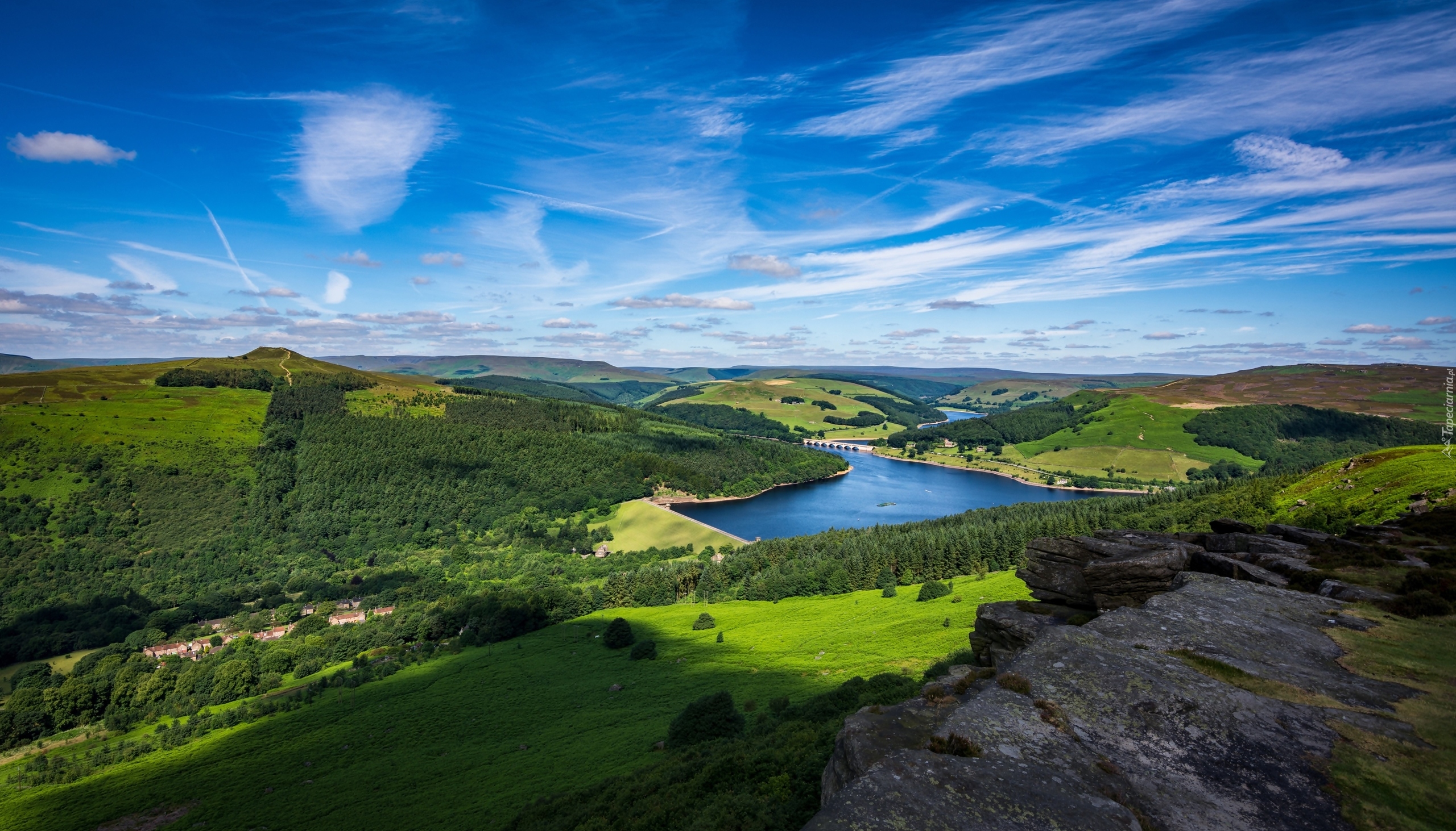 Anglia, Hrabstwo Derbyshire, Park Narodowy Peak District, Dolina Upper Derwent Valley, Jezioro Ladybower Reservoir, Wzgórza, Lasy