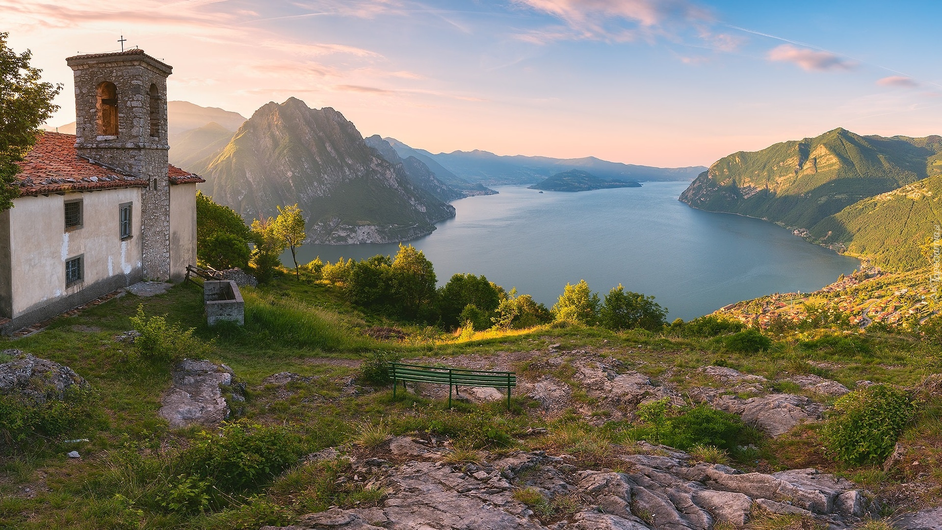 Góry, Jezioro, Iseo Lake, Ławka, Dom, Drzewa, Solto Collina, Lombardia, Włochy