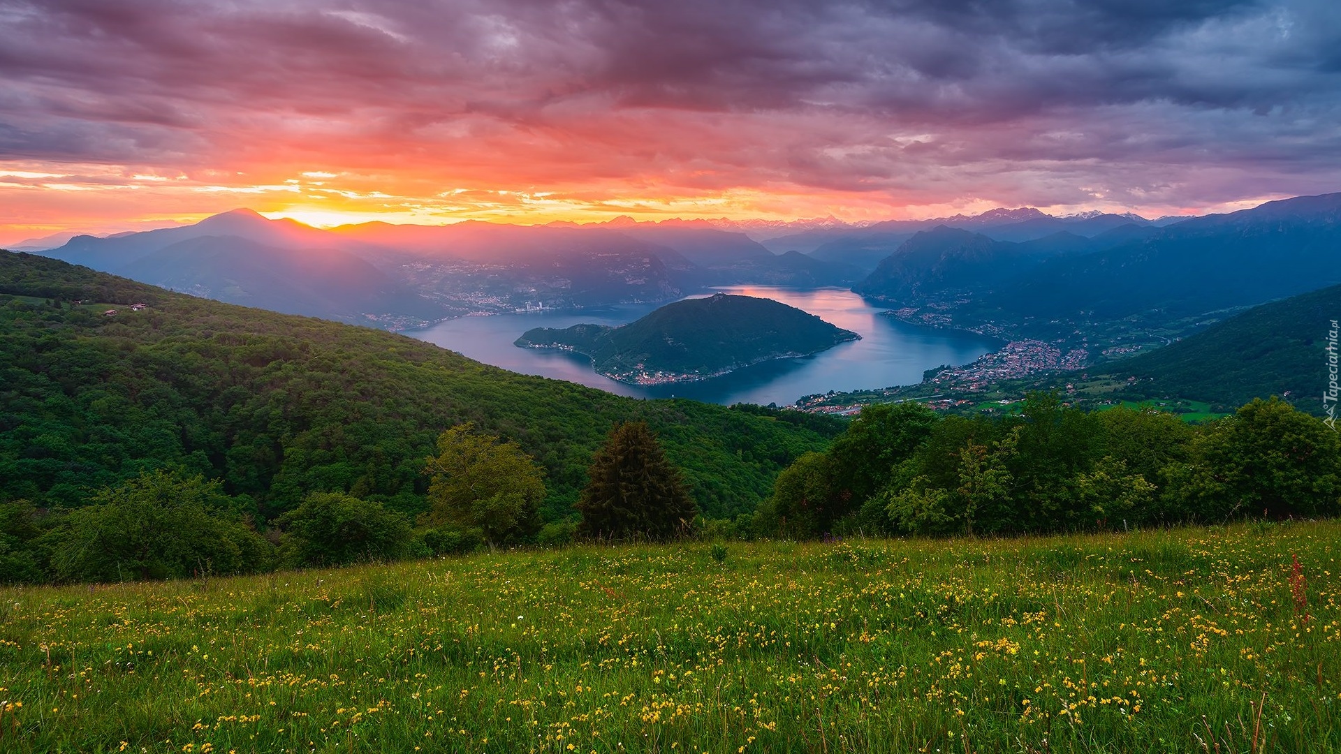 Włochy, Jezioro, Lake Iseo, Góry, Alpy Lombardzkie, Dolina Val Camonica, Las, Drzewa, Domy, Zachód słońca, Chmury