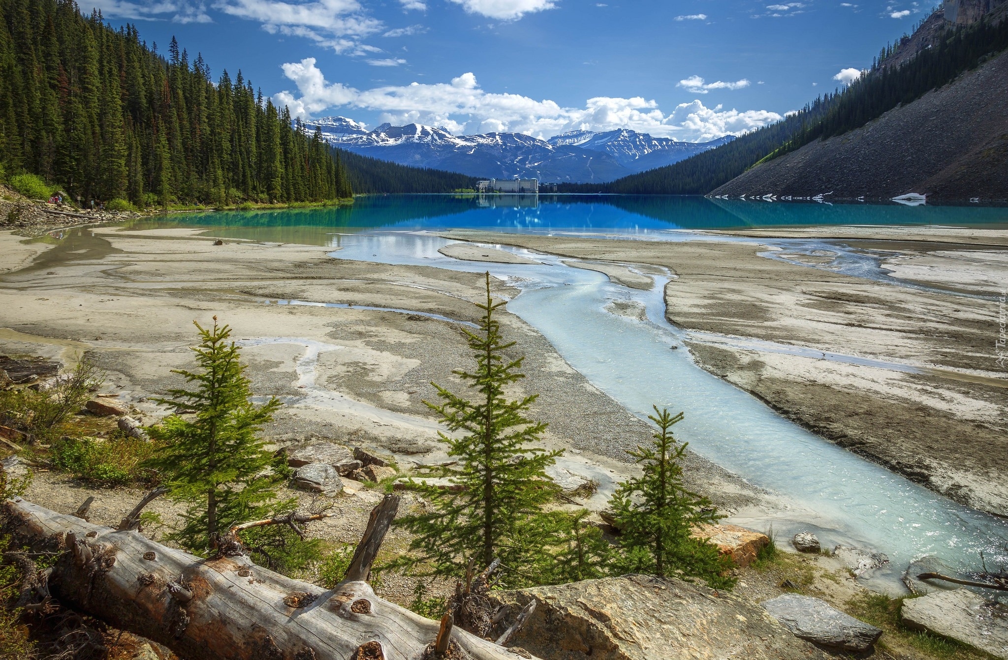 Kanada, Alberta, Park Narodowy Banff, Jezioro Lake Louise, Miejscowość Lake Louise, Hotel Chateau Lake Louise, Góry, Kamienie, Drzewa