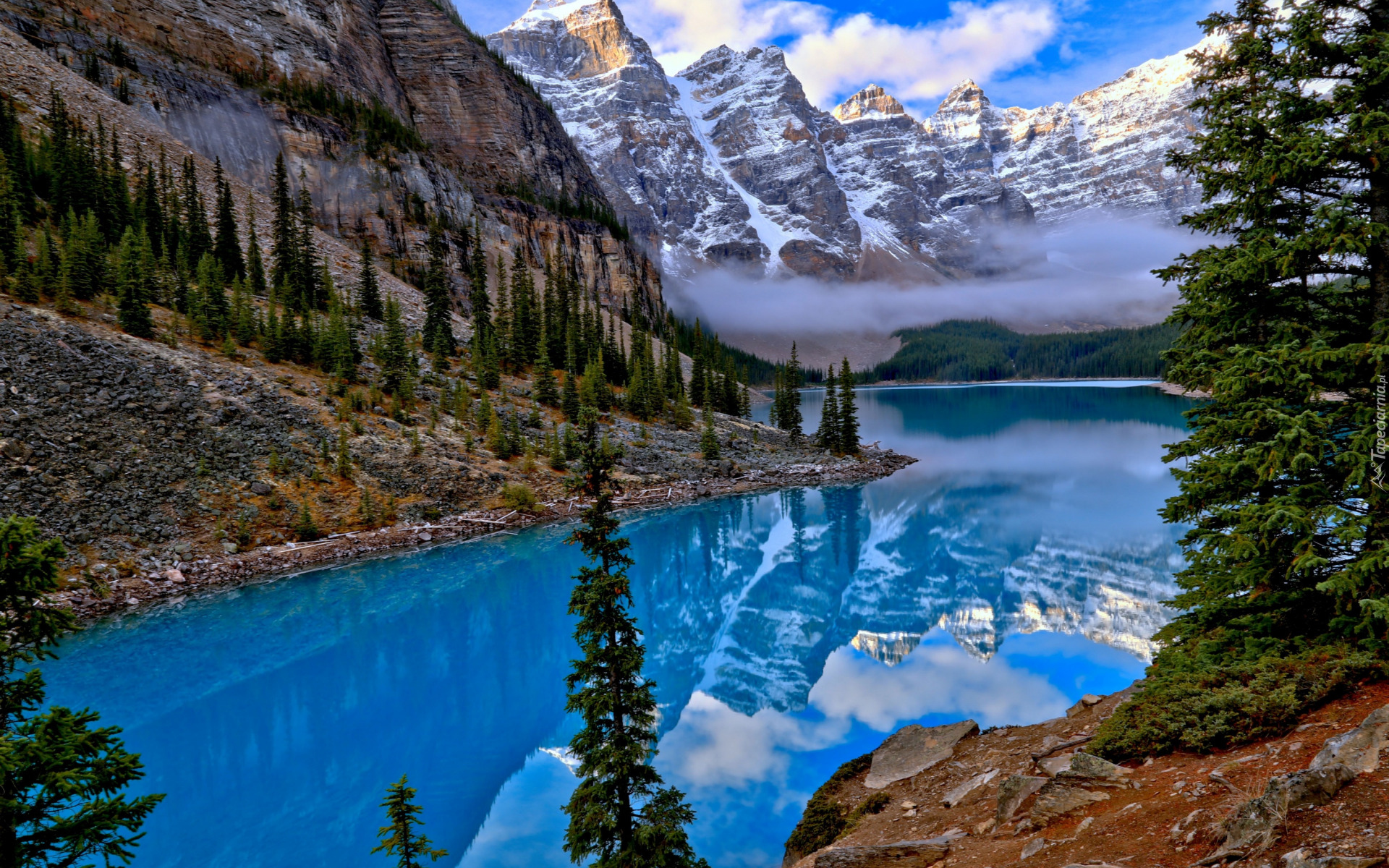 Góry, Skały, Las, Drzewa, Jezioro, Moraine Lake, Odbicie, Chmury, Mgła, Park Narodowy Banff, Alberta, Kanada