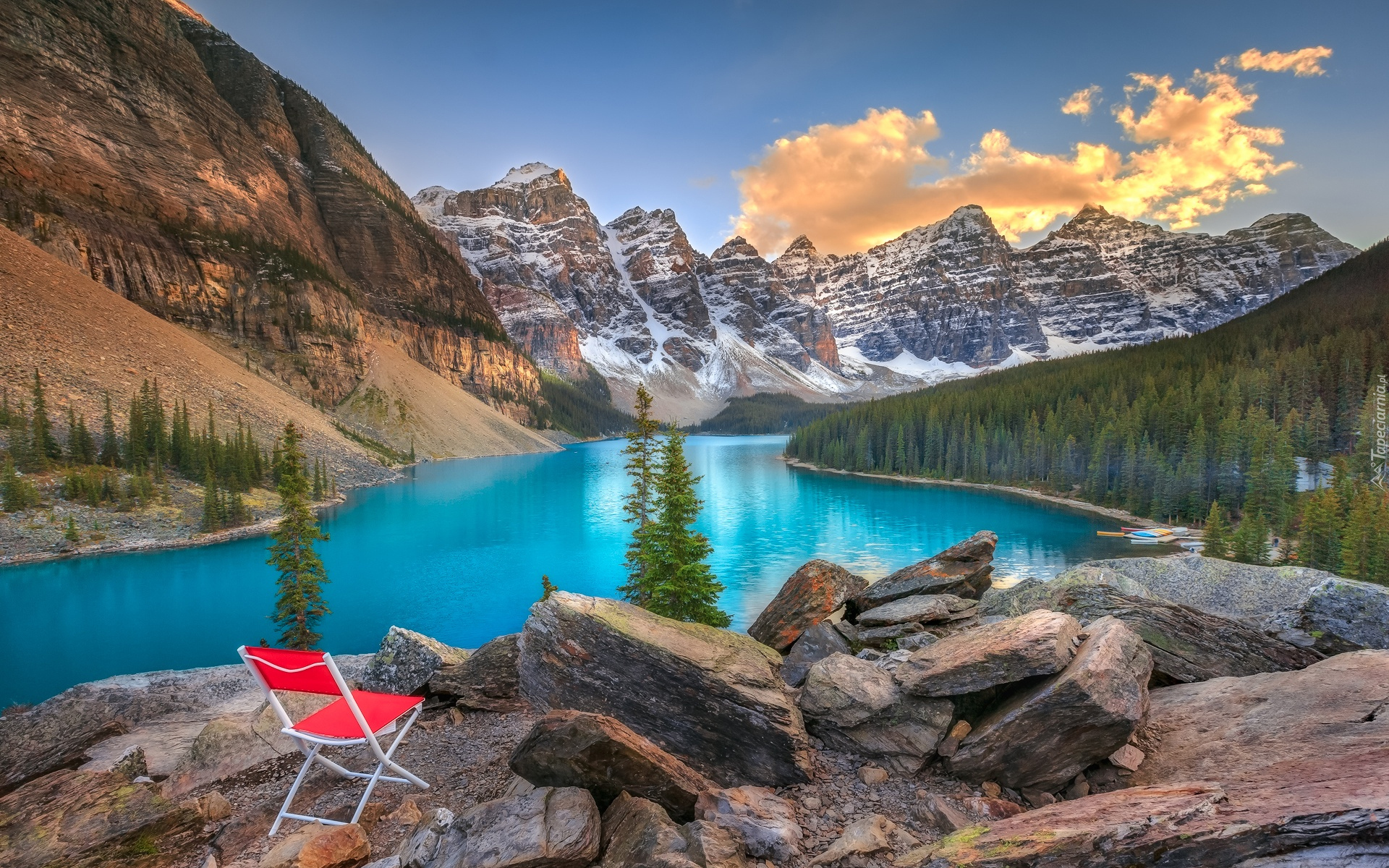 Kanada, Prowincja Alberta, Park Narodowy Banff, Jezioro Moraine, Las, Drzewa, Góry, Czerwone, Krzesło