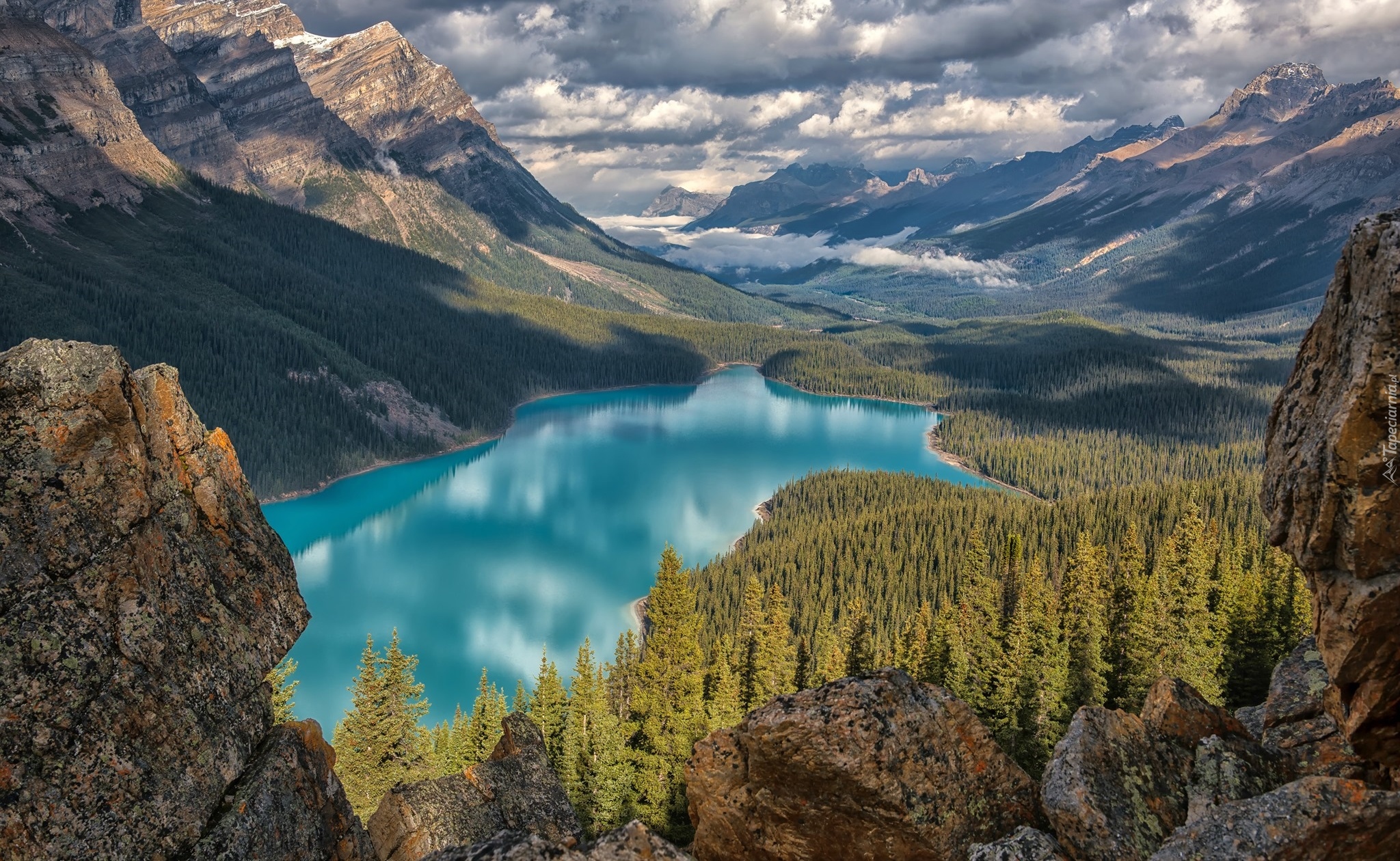 Góry, Jezioro, Peyto Lake, Skały, Las, Drzewa, Chmury, Park Narodowy Banff, Prowincja Alberta, Kanada