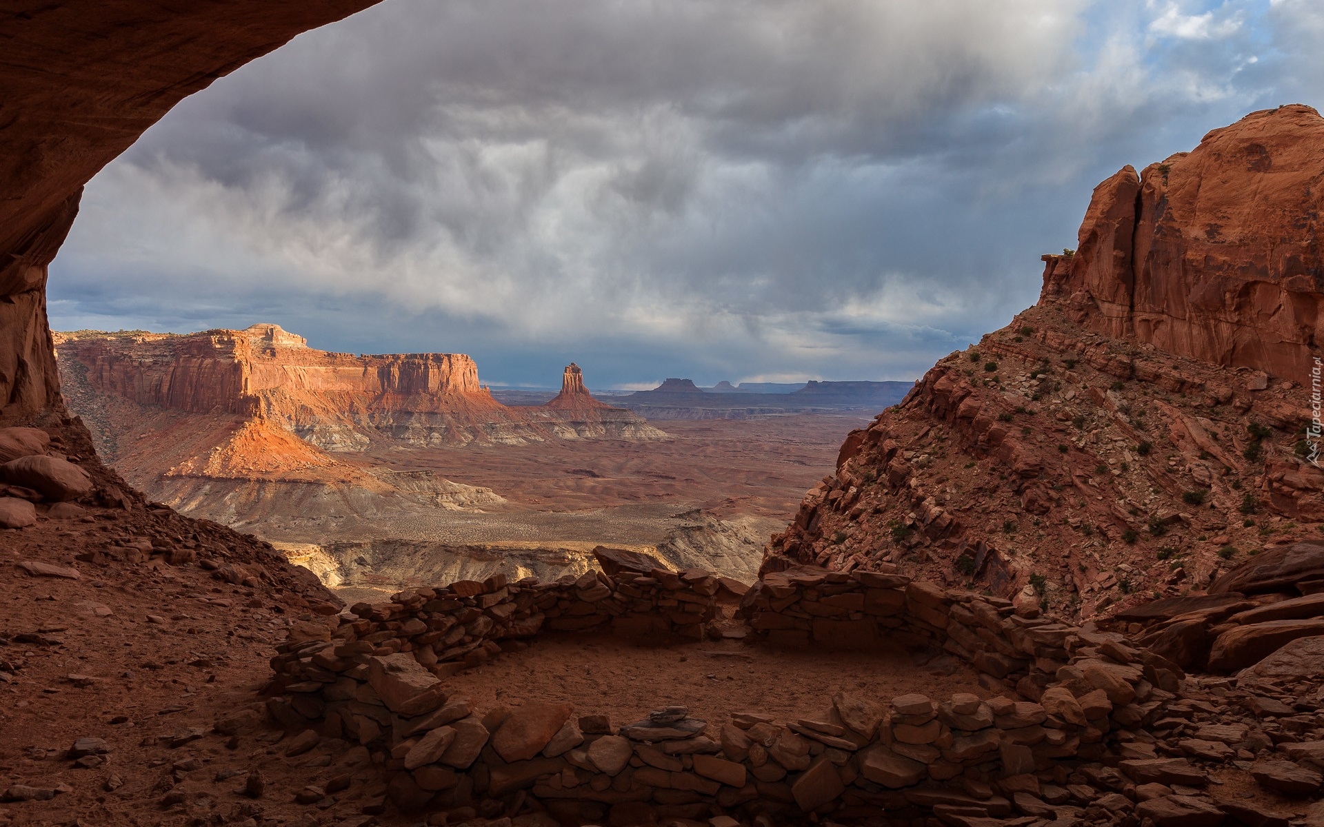 Stany Zjednoczone, Stan Utah, Park Narodowy Canyonlands, Krąg kamienny, False Kiva, Kanion, Skały, Chmury