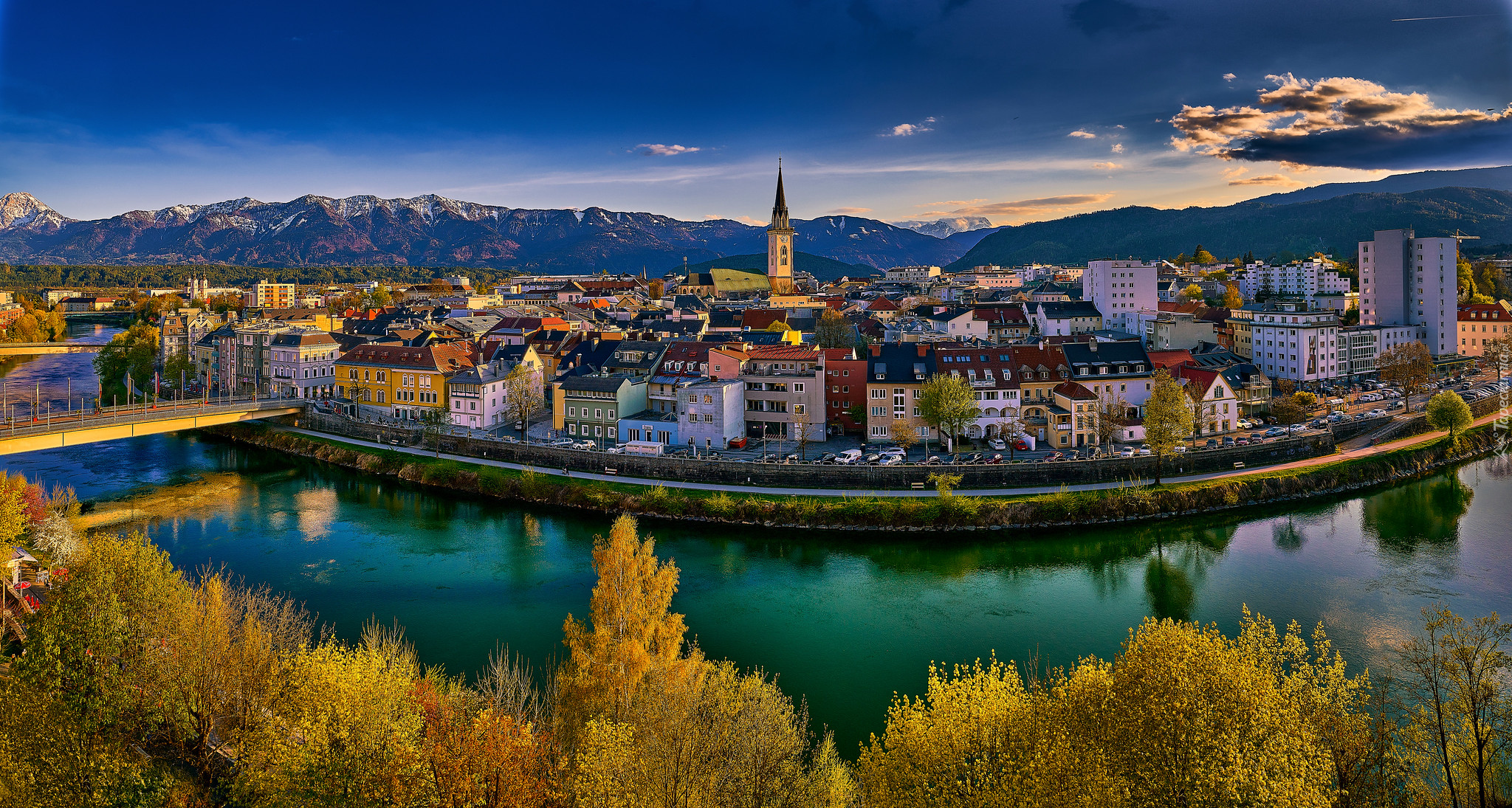 Austria, Miasto, Villach, Góry, Dolina Drawy, Rzeka Drawa, Most, Drzewa, Domy, Wieczór