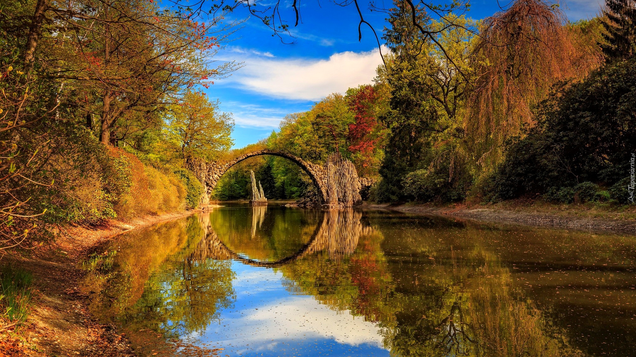 Niemcy, Saksonia, Gablenz, Park Rododendronów Kromlau, Most łukowy, Jezioro Rakotz, Jesień