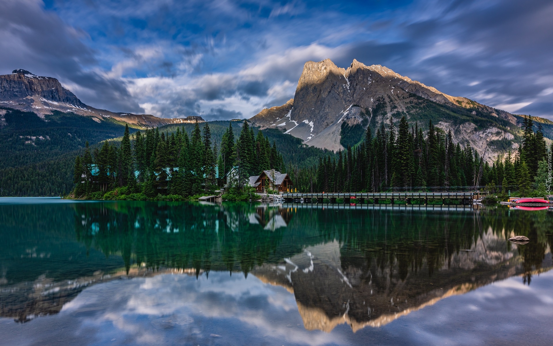 Park Narodowy Yoho, Dom, Most, Jezioro, Emerald Lake, Góry, Drzewa, Chmury, Odbicie, Prowincja Kolumbia Brytyjska, Kanada