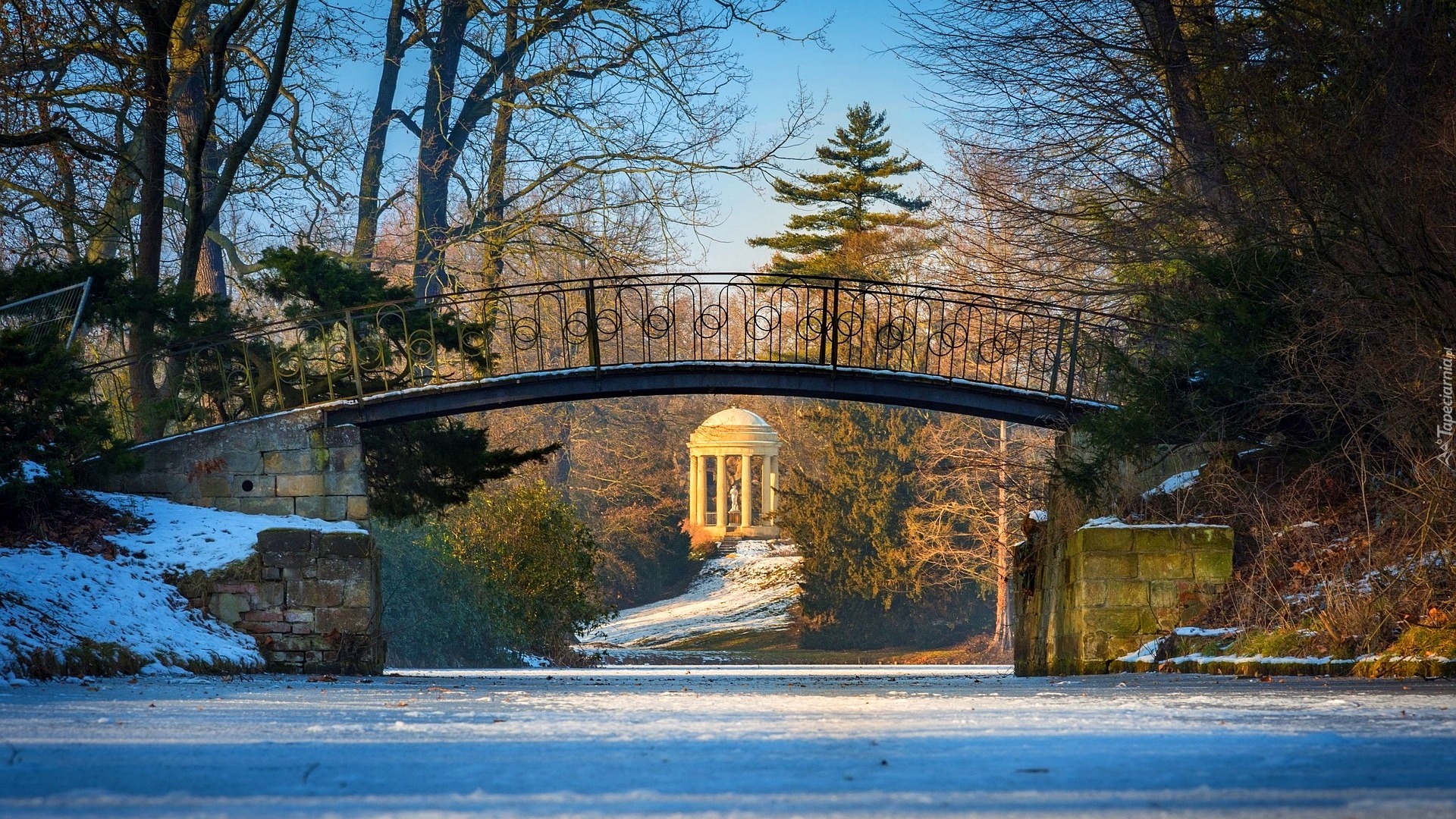 Staw, Zima, Mostek, Drzewa, Altana, Świątynia Wenus, Kolumny, Park Worlitz, Saksonia-Anhalt, Niemcy