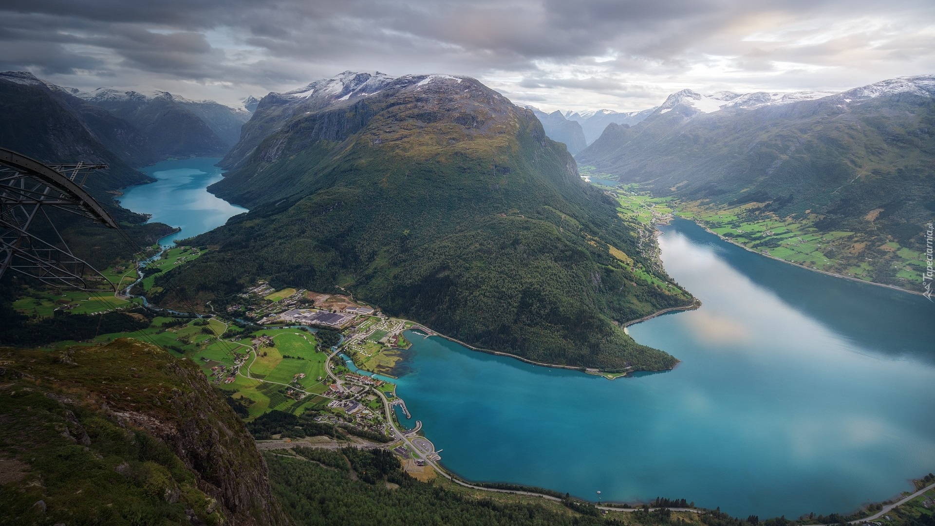 Norwegia, Gmina Stryn, Góry, Fiord Nordfjorden, Rzeka, Wieś Loen, Domy, Drzewa, Chmury