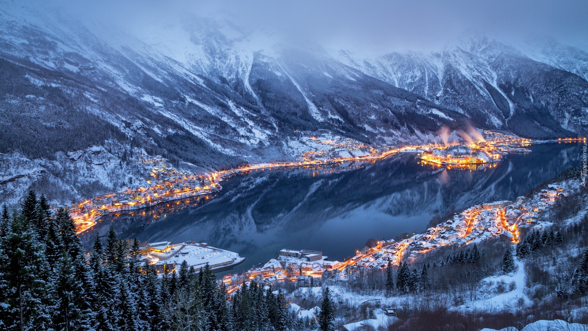 Norwegia, Region Hordaland, Góry, Las, Miasto Odda, Fiord Sorfjorden, Światła, Zima, Mgła