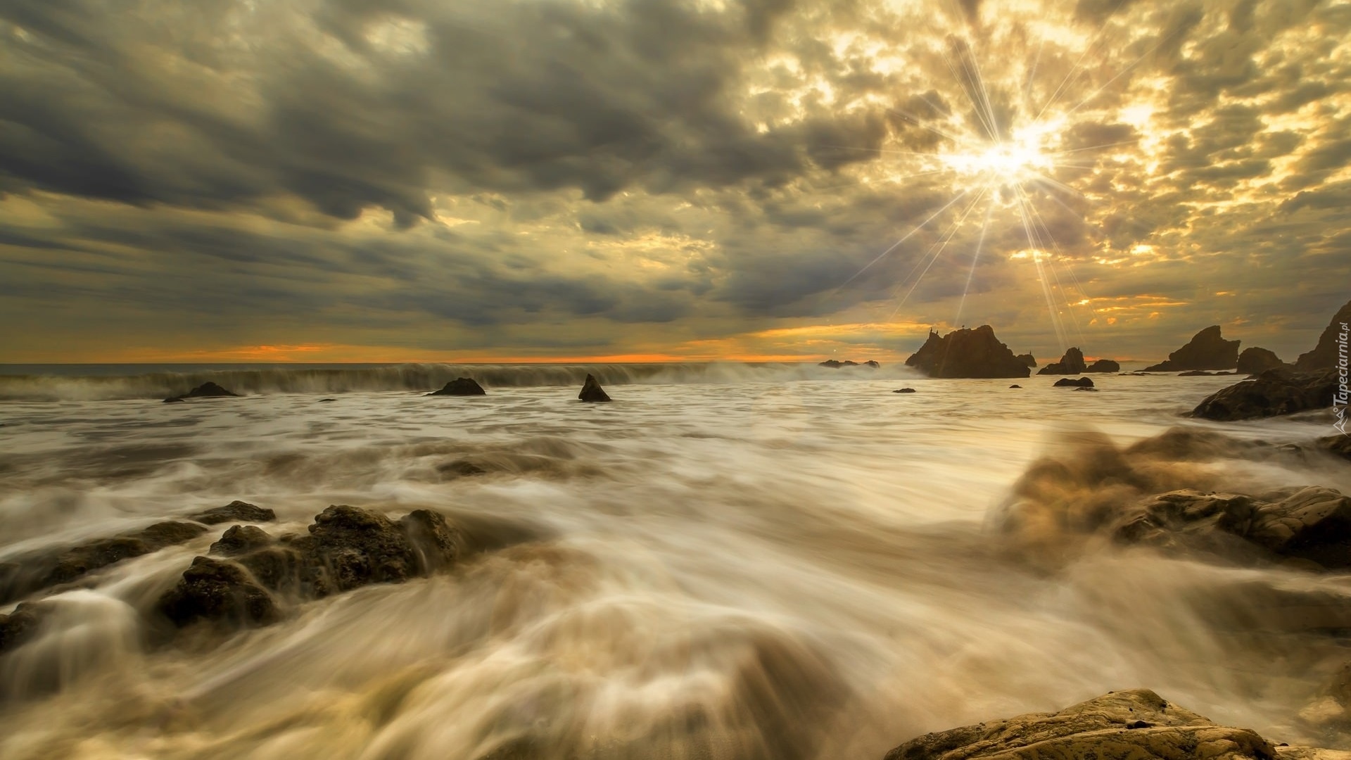 Stany Zjednoczone, Stan Kalifornia, Malibu, Morze, Ocean Spokojny, Plaża El Matador, Kamienie, Chmury, Promienie słońca