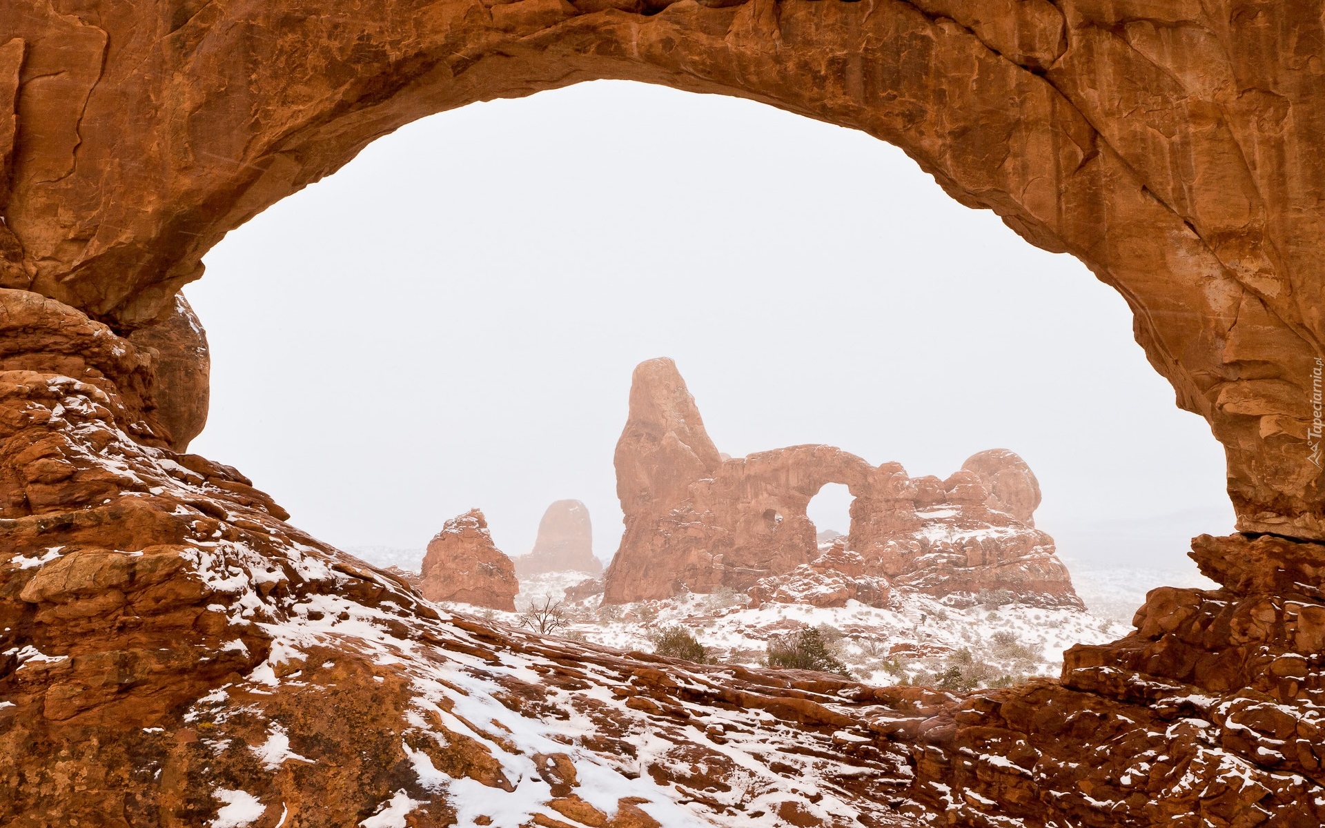 Kanion, Skały, Łuk skalny, Formacja skalna, Turret Arch, Śnieg, Park Narodowy Arches, Utah, Stany Zjednoczone