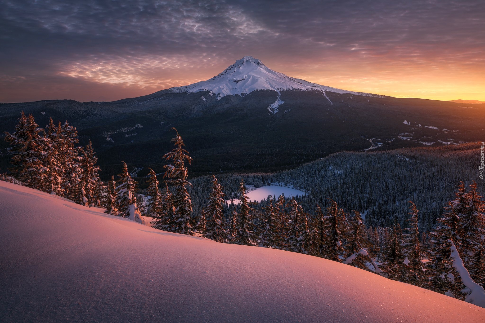 Stany Zjednoczone, Oregon, Mount Hood, Zima, Śnieg, Góry, Jezioro, Las, Drzewa, Sosny, Wschód słońca, Chmury