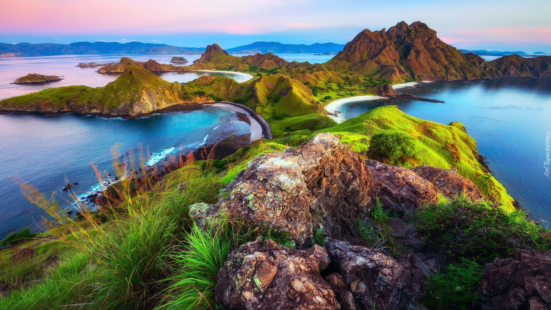 Park Narodowy Komodo, Góry, Zatoki, Plaże, Morze, Skała, Trawy, Wyspa Padar, Indonezja