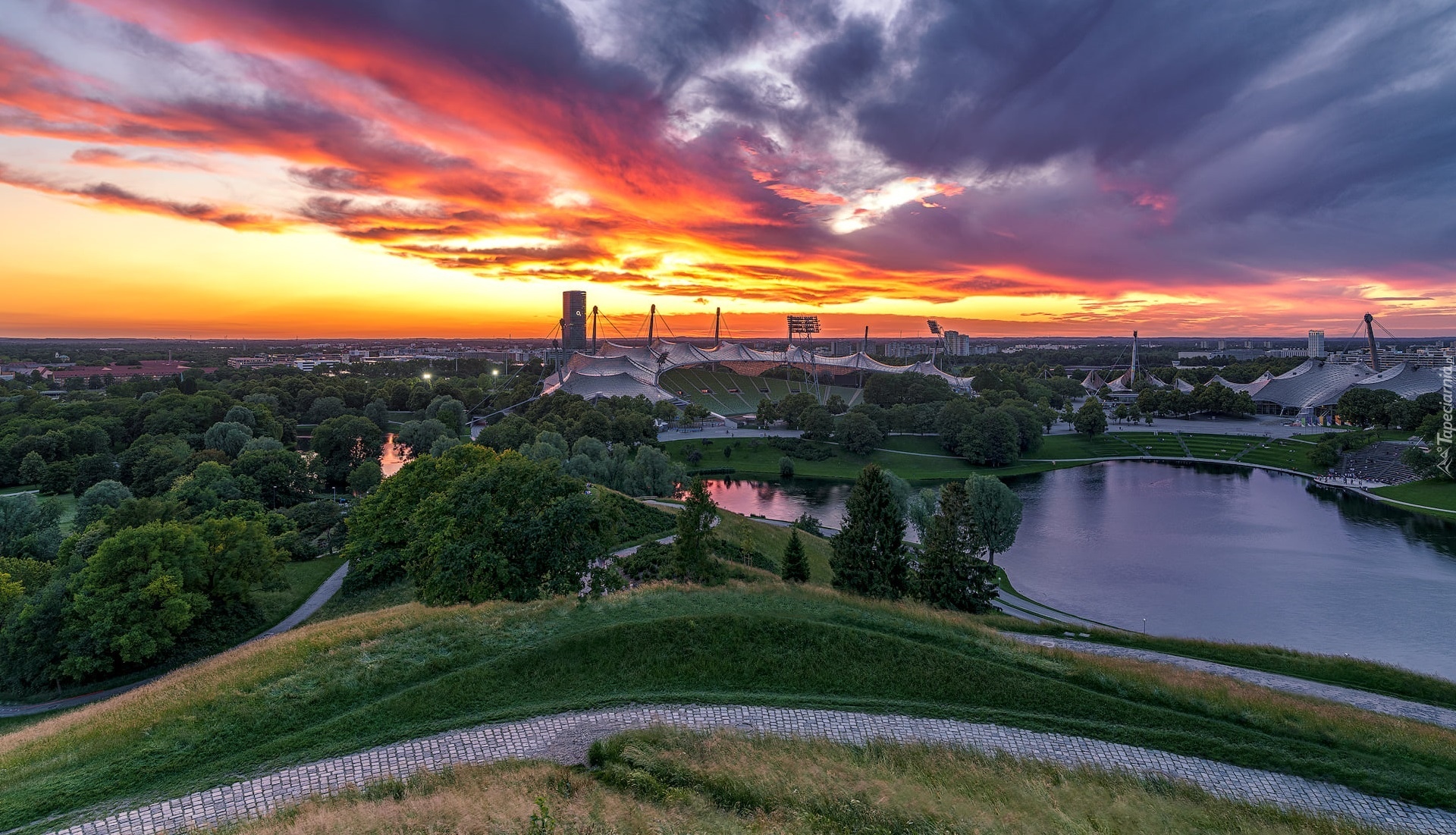 Niemcy, Monachium, Park Olimpijski, Staw, Drzewa, Zachód słońca, Chmury