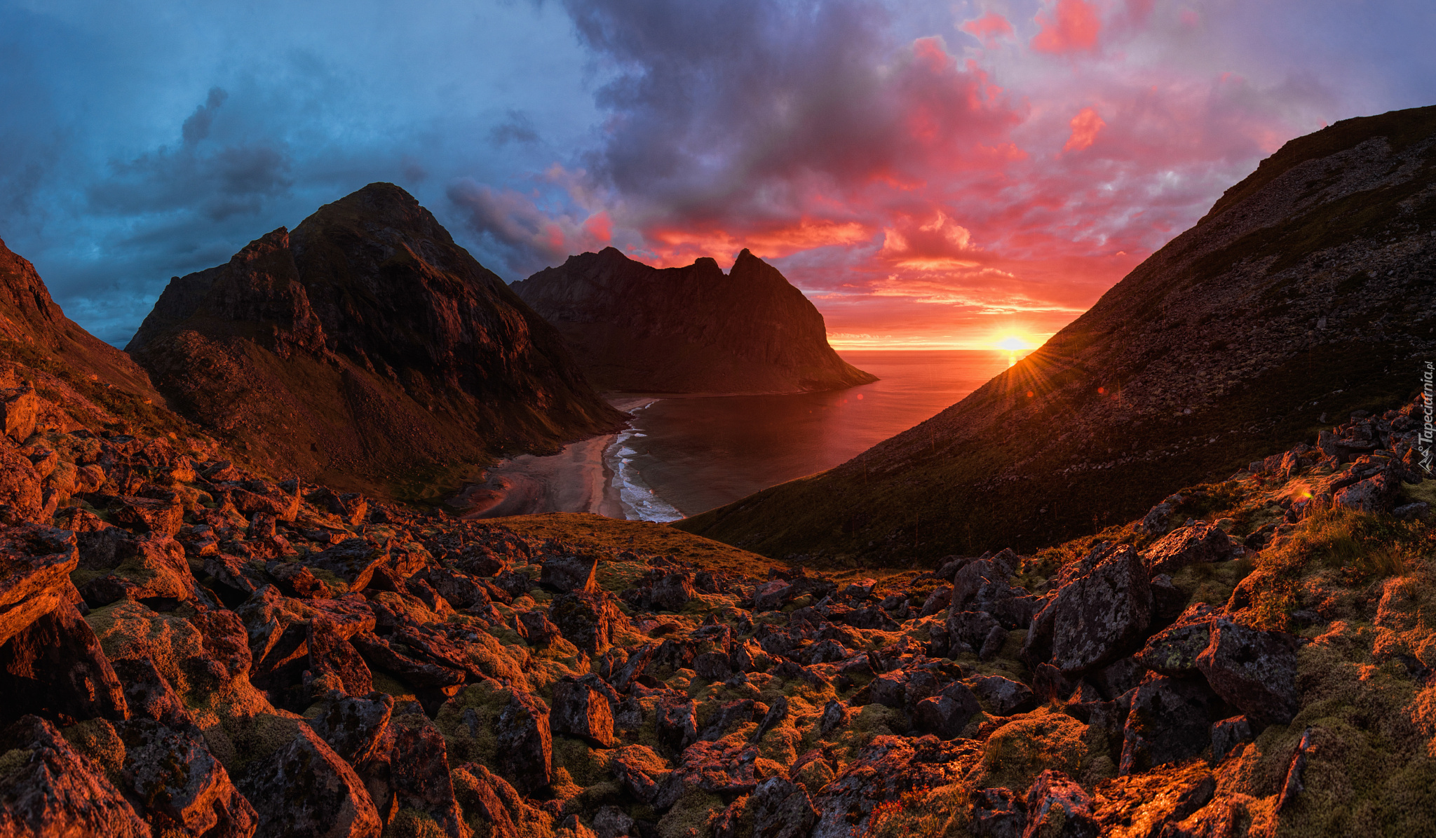 Norwegia, Lofoty, Wyspa Moskenesøya, Plaża Kvalvika, Zachód słońca, Góry, Morze