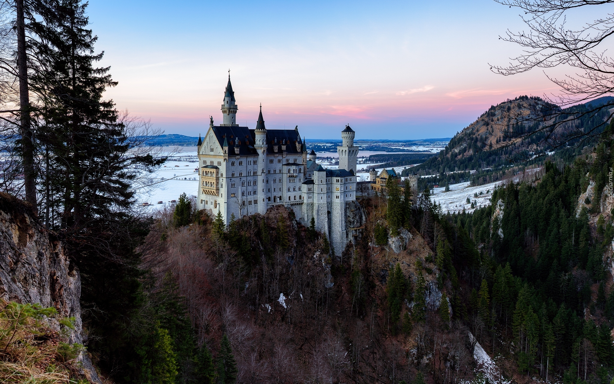 Zamek Neuschwanstein, Skały, Drzewa, Zima, Bawaria, Niemcy