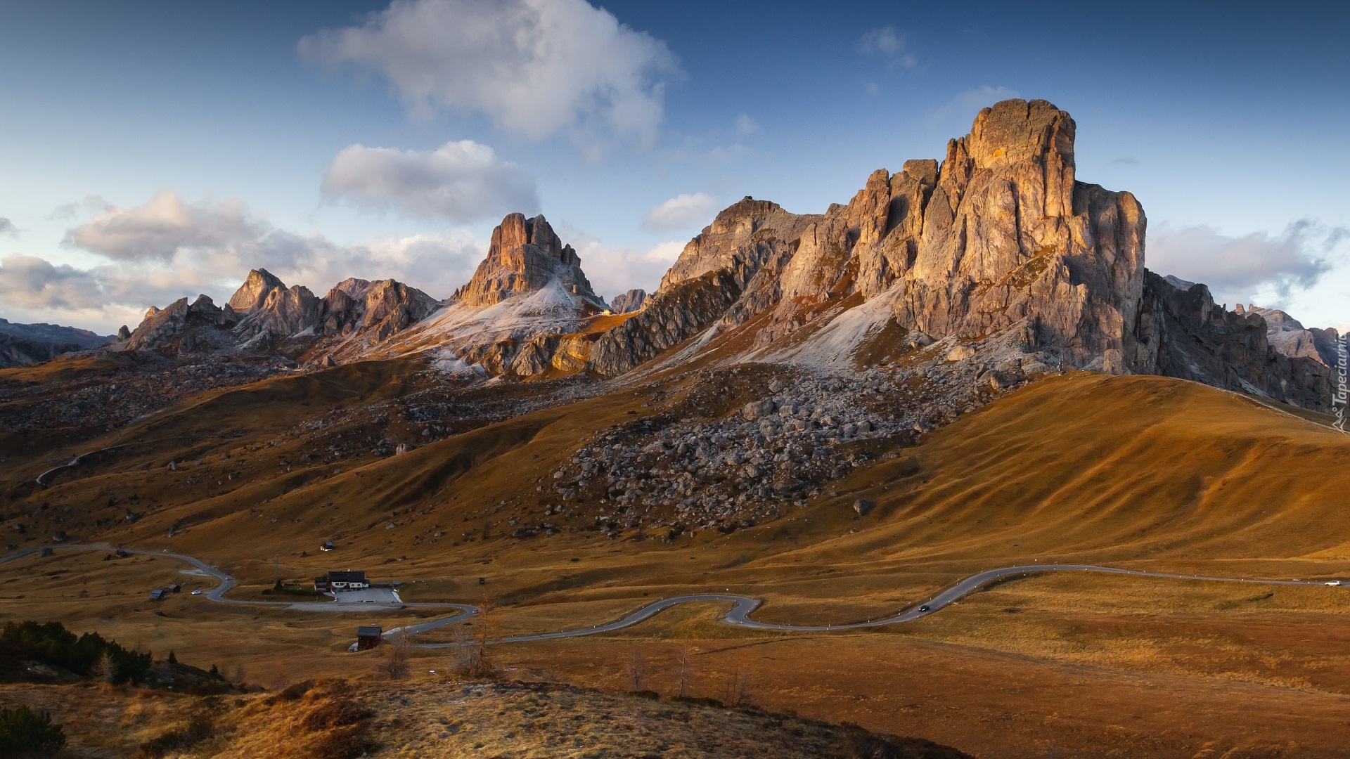 Dolomity, Przełęcz, Passo di Giau, Góry, Wzgórza, Kręta, Droga, Dom, Łąka, Prowincja Belluno, Włochy