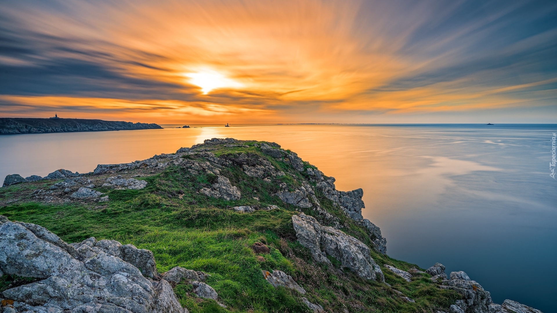 Zachód słońca, Morze, Skały, Trawa, Przylądek, Pointe du Raz, Bretania, Francja