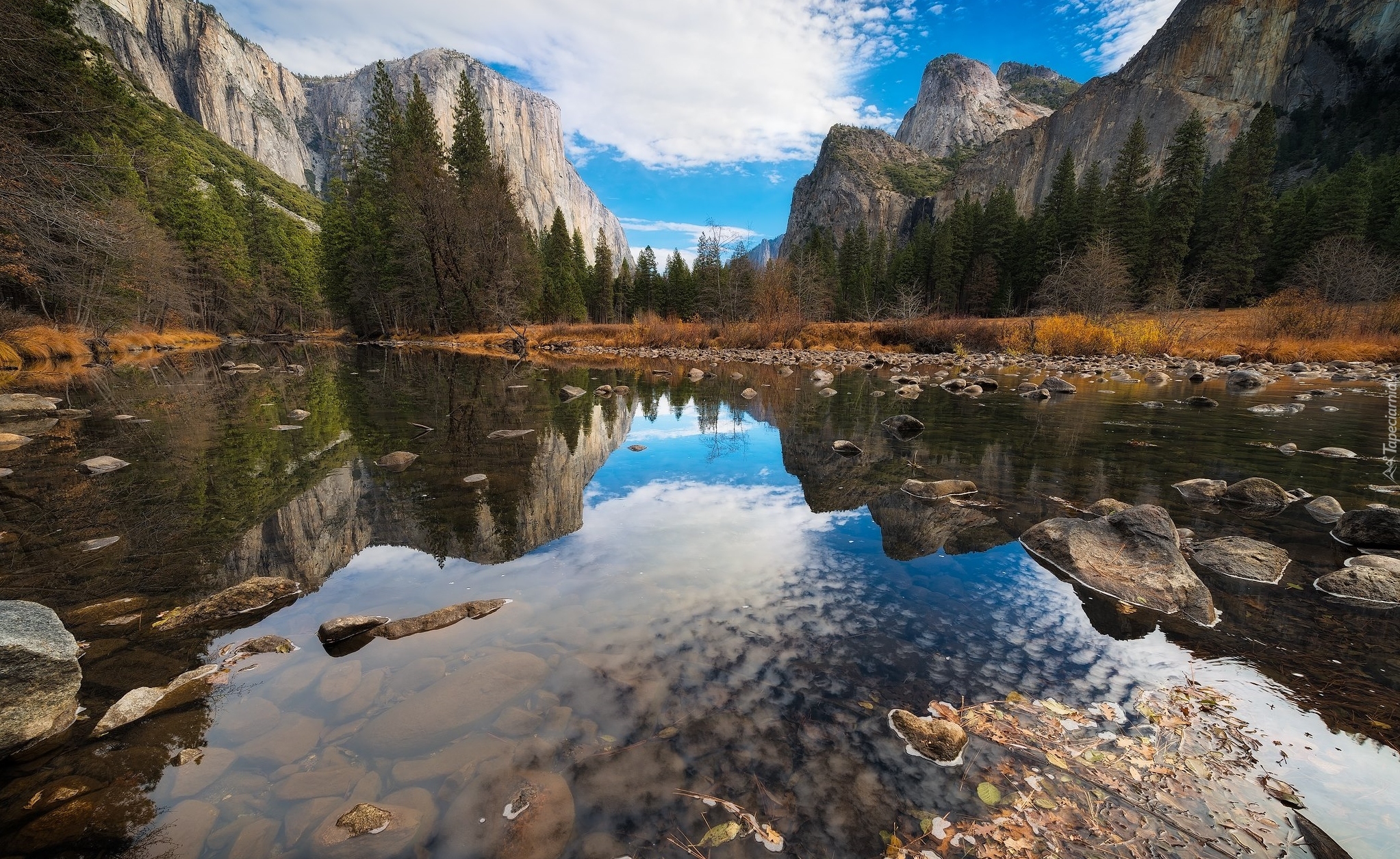 Stany Zjednoczone, Stan Kalifornia, Park Narodowy Yosemite, Dolina Valley, Drzewa, Góry, Kamienie, Odbicie, Chmury