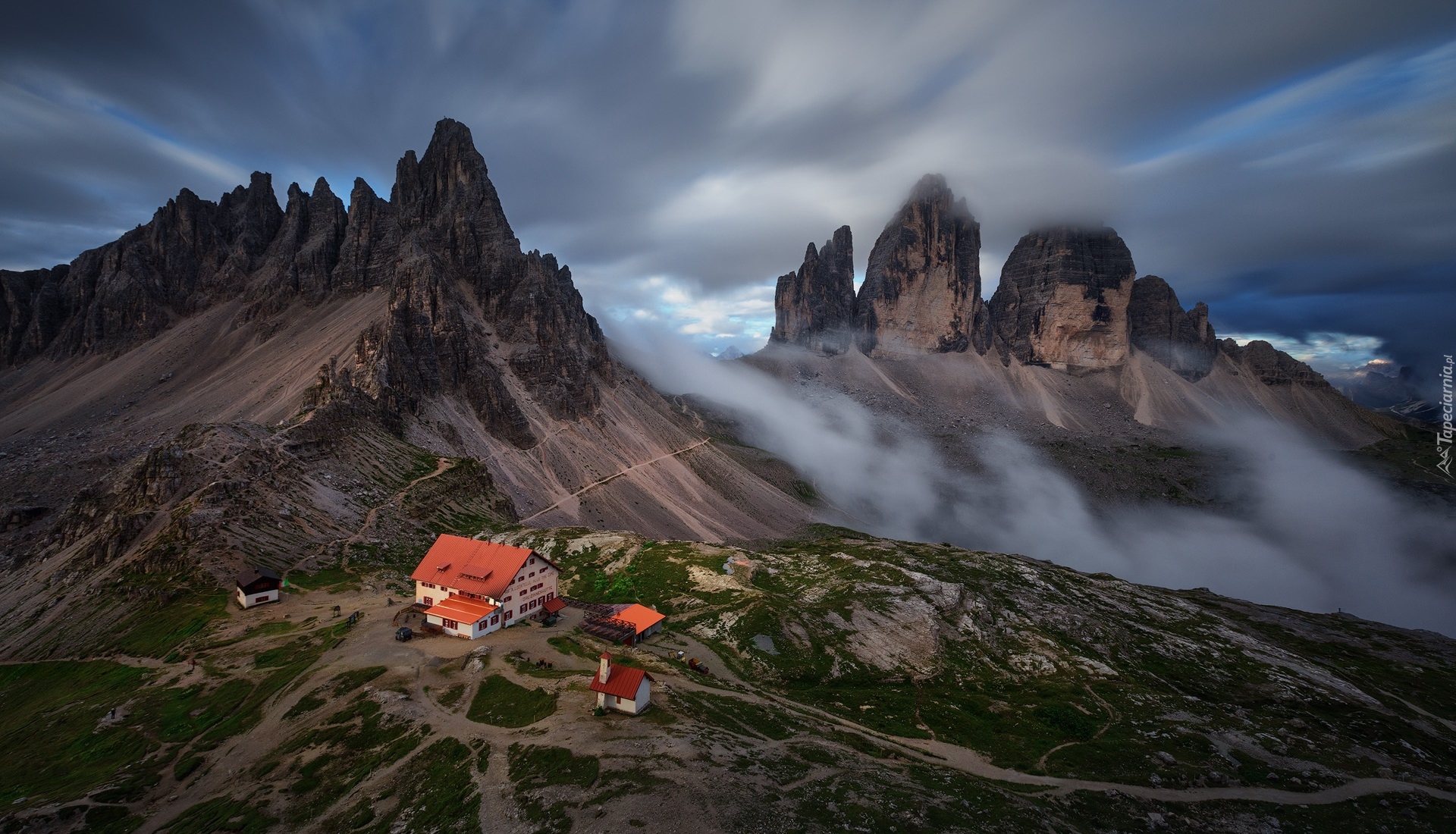 Włochy, Góry, Dolomity, Domy, Chmury, Zmierzch, Schronisko, Szczyty Tre Cime di Lavaredo, Chmury