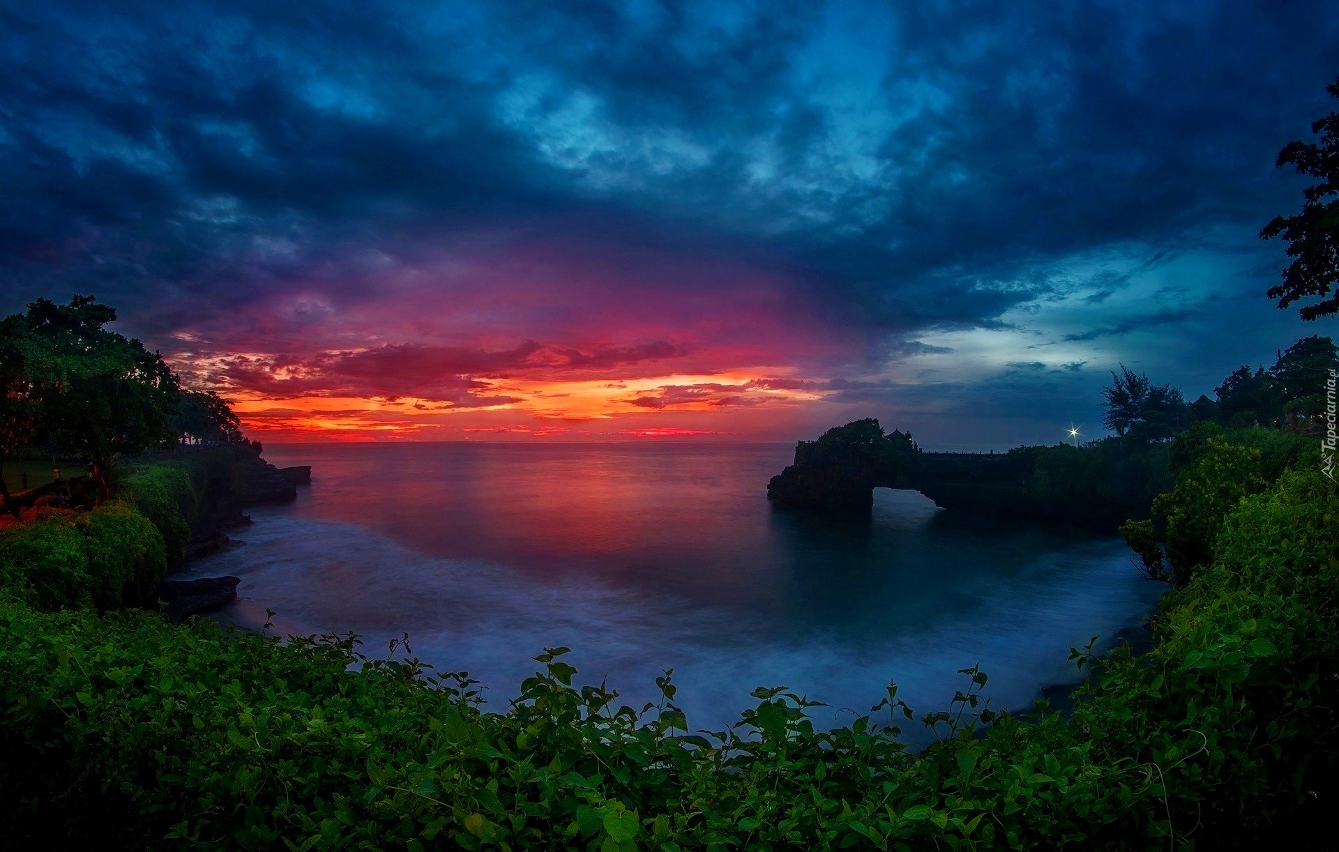 Indonezja, Wyspa Lombok, Prowincja Nusa Tenggara, Morze Balijskie, Niebo, Zachód Słońca, Skała, Rośliny