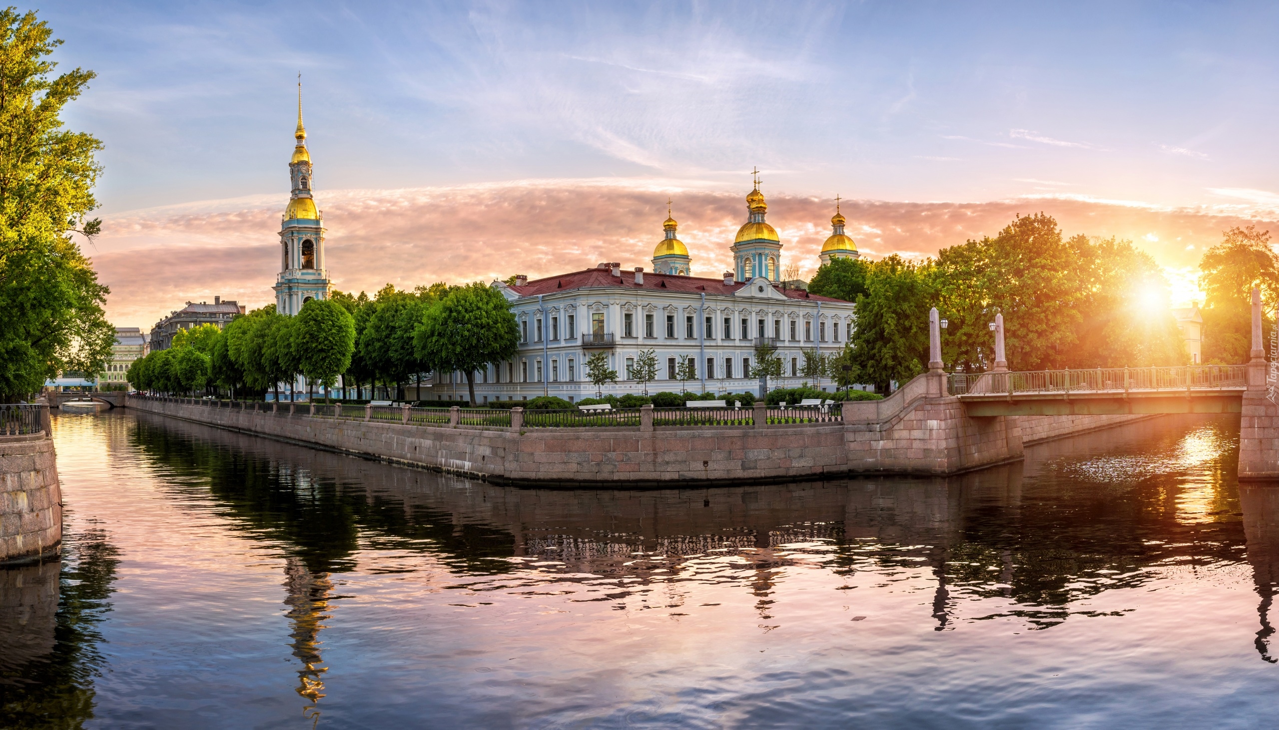 Rosja, Petersburg, Sobór św. Mikołaja i Objawienia Pańskiego, Kanał Kryukowski, Most, Wschód słońca, Drzewa, Cerkiew