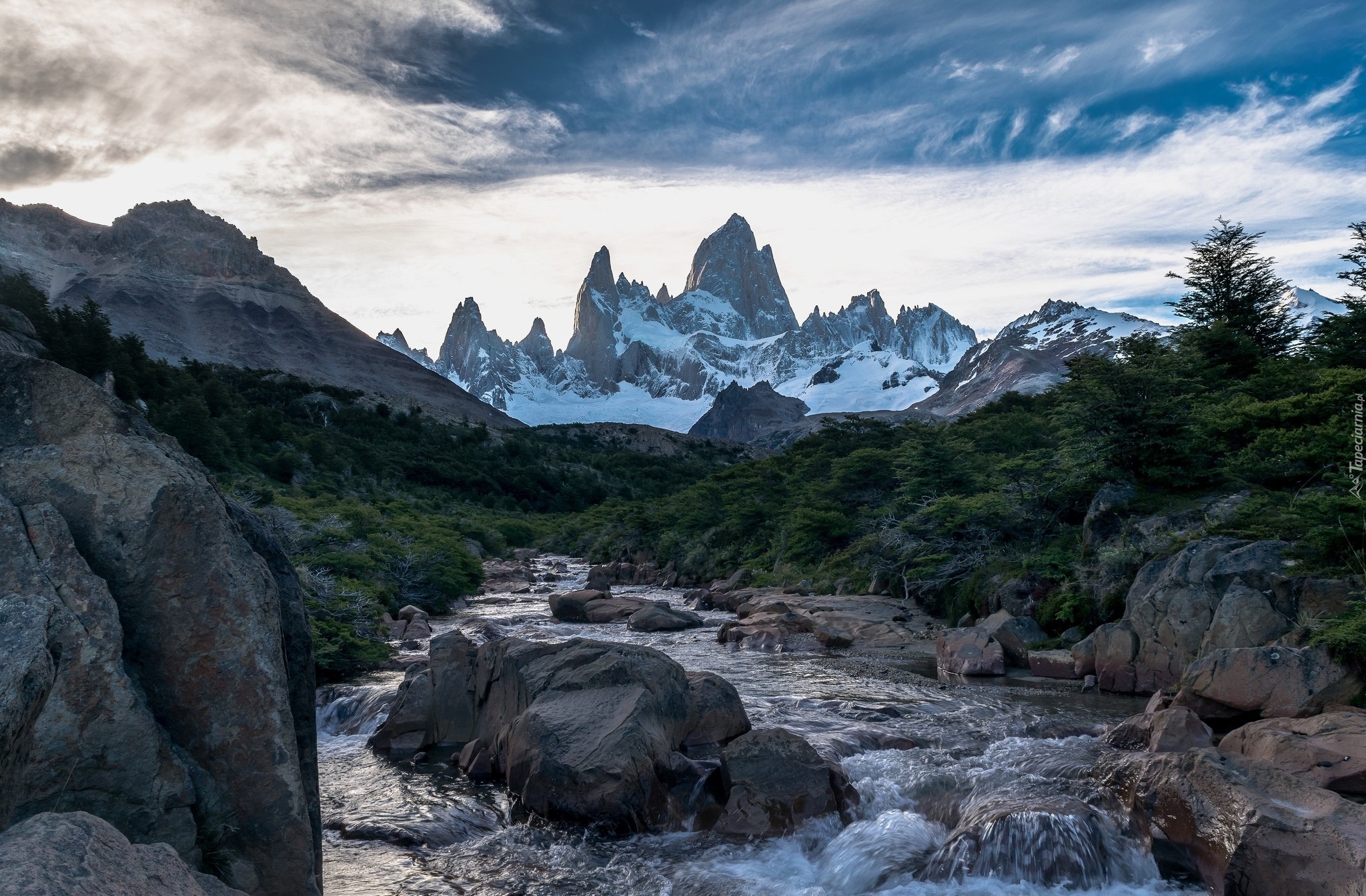 Argentyna, Chile, Pogranicze, Patagonia, Góry Andy, Szczyt Fitz Roy, Góry, Strumyk, Kamienie, Drzewa