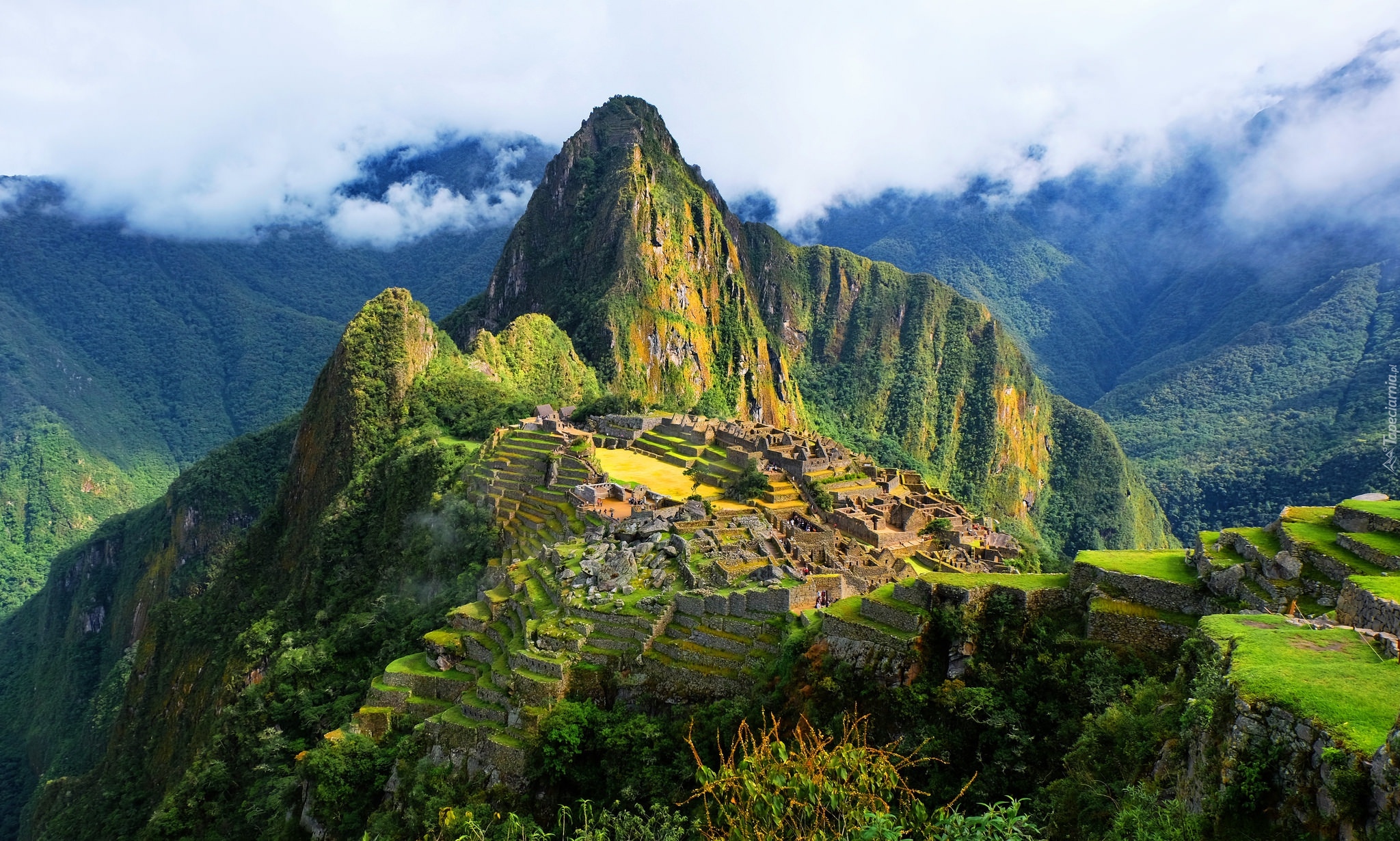 Peru, Andy Peruwiańskie, Szczyt Huayna Picchu, Miasto Machu Picchu, Chmury, Roślinność, Ruiny