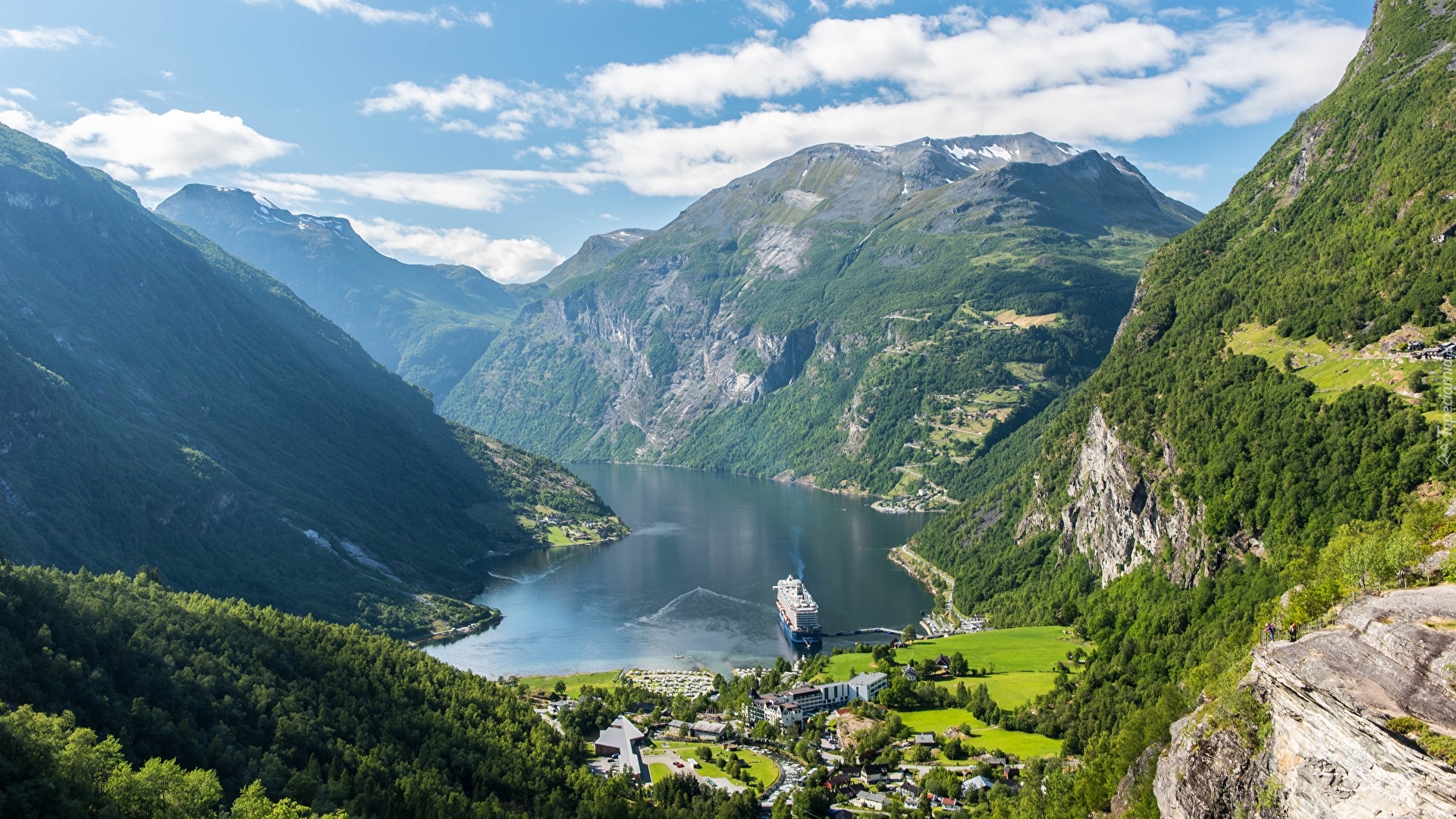 Góry, Niebo, Chmury, Lasy, Statek pasażerski, Fiord Geirangerfjorden, Wieś Geiranger, Norwegia