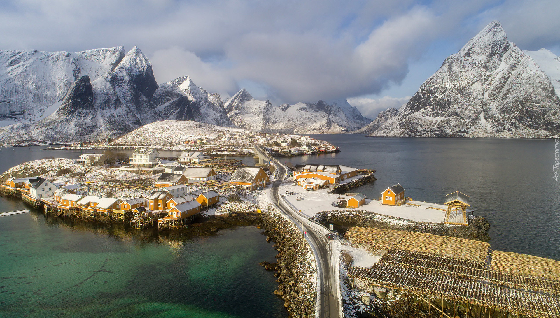 Norwegia, Lofoty, Wyspa Sakrisøya, Wieś Sakrisøya, Domy, Morze Norweskie